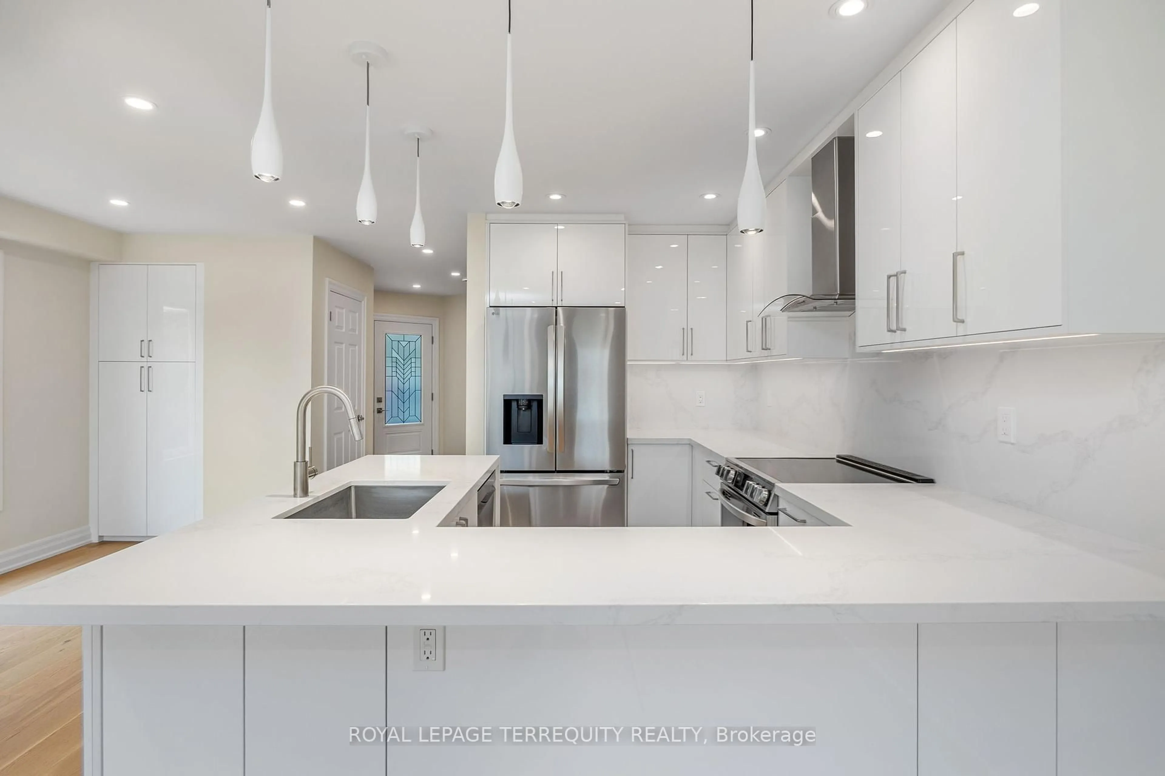 Contemporary kitchen, unknown for 756 Walpole Cres, Newmarket Ontario L3X 2B1