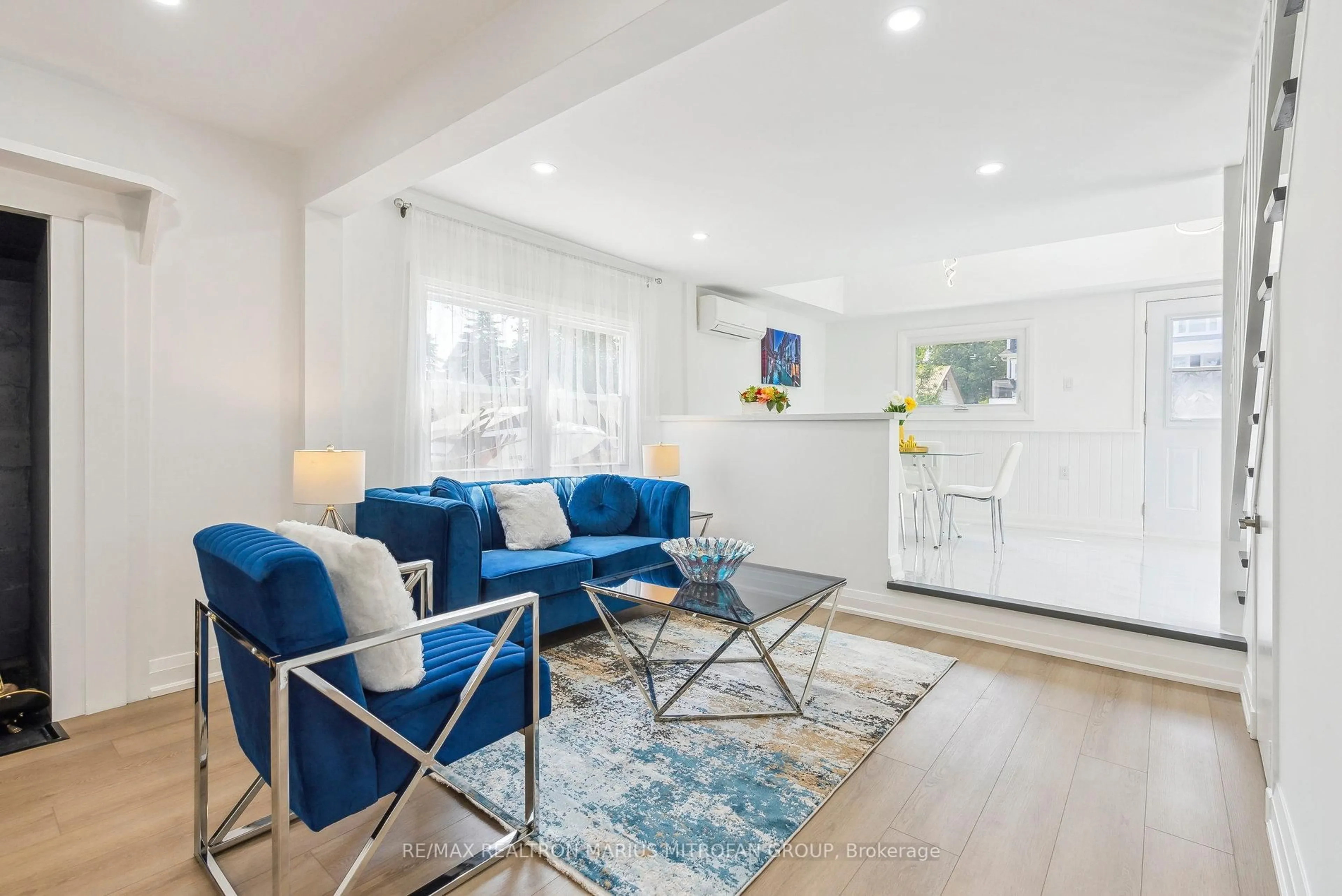 Living room with furniture, unknown for 1118 Stoney Point Rd, Innisfil Ontario L0L 1W0