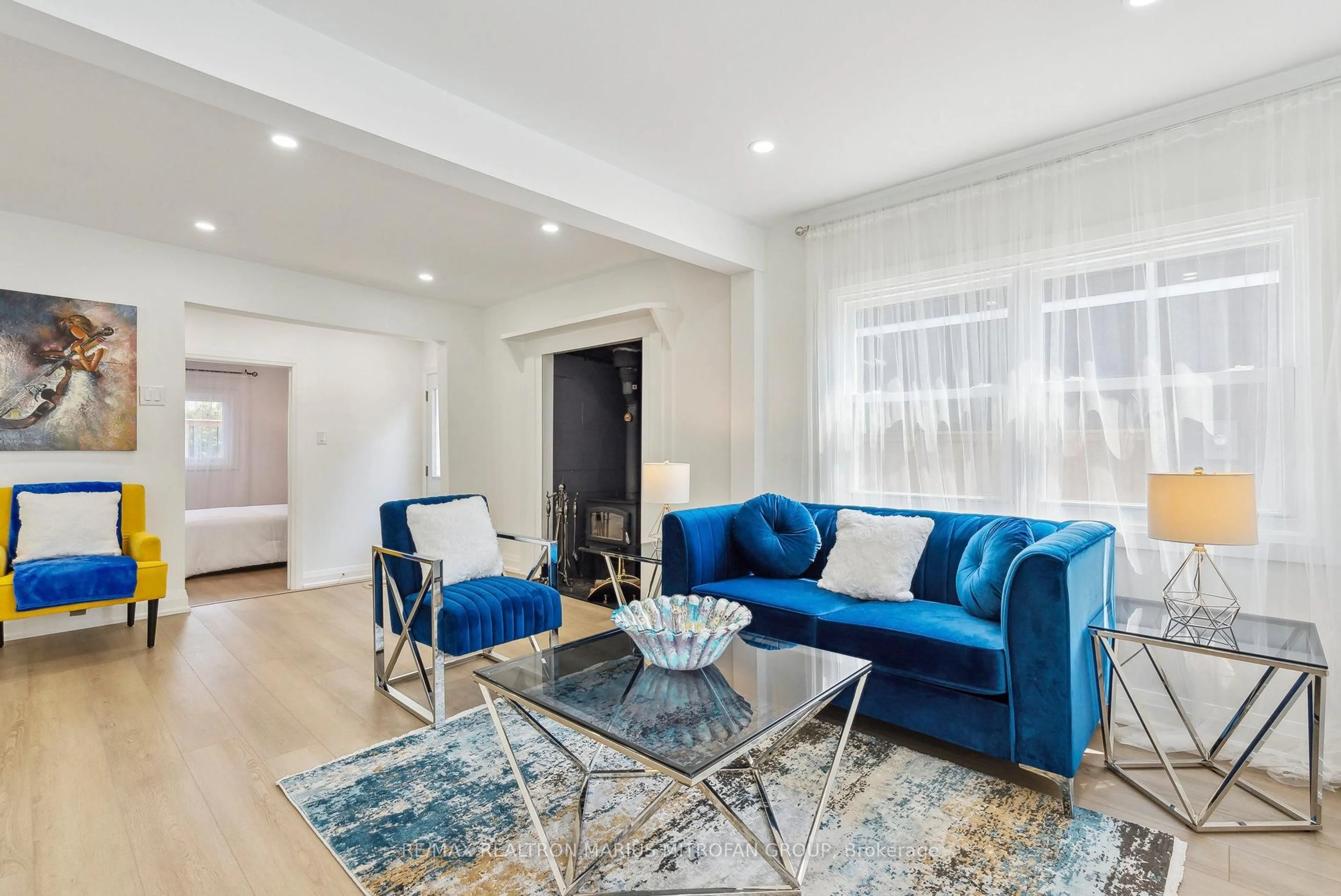 Living room with furniture, unknown for 1118 Stoney Point Rd, Innisfil Ontario L0L 1W0