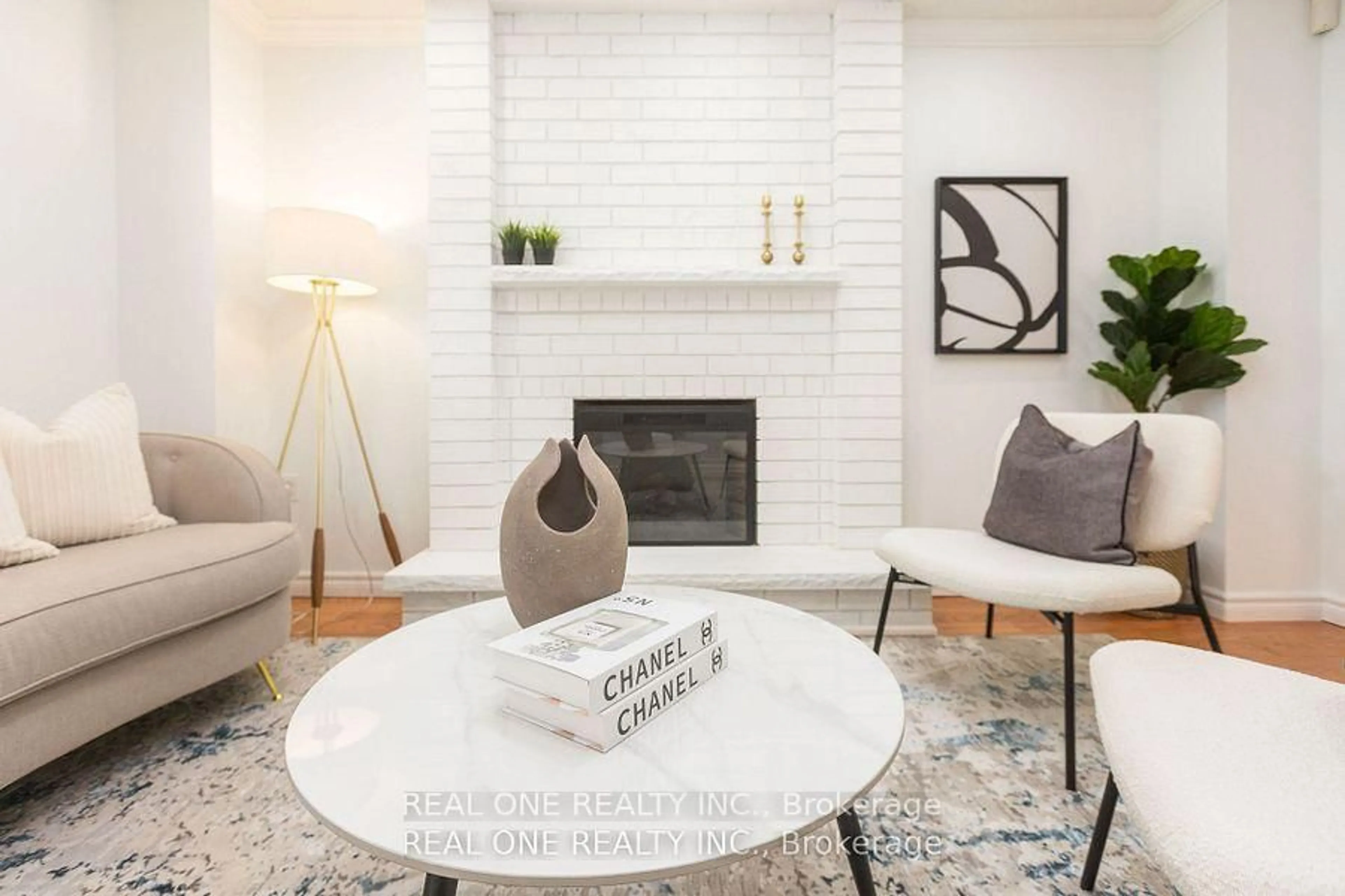 Living room with furniture, ceramic/tile floor for 31 Cougar Crt, Richmond Hill Ontario L4S 1H7