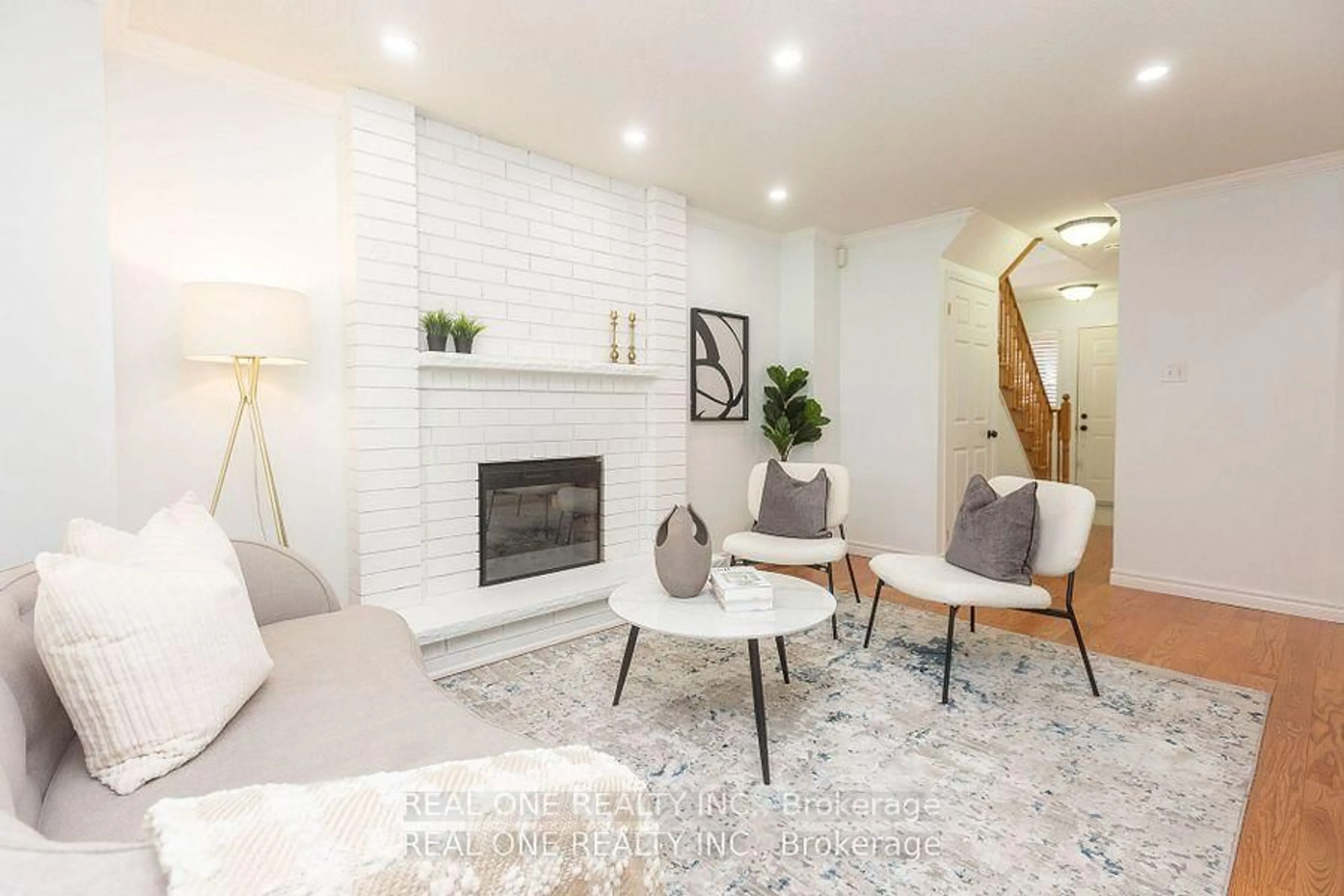 Living room with furniture, unknown for 31 Cougar Crt, Richmond Hill Ontario L4S 1H7