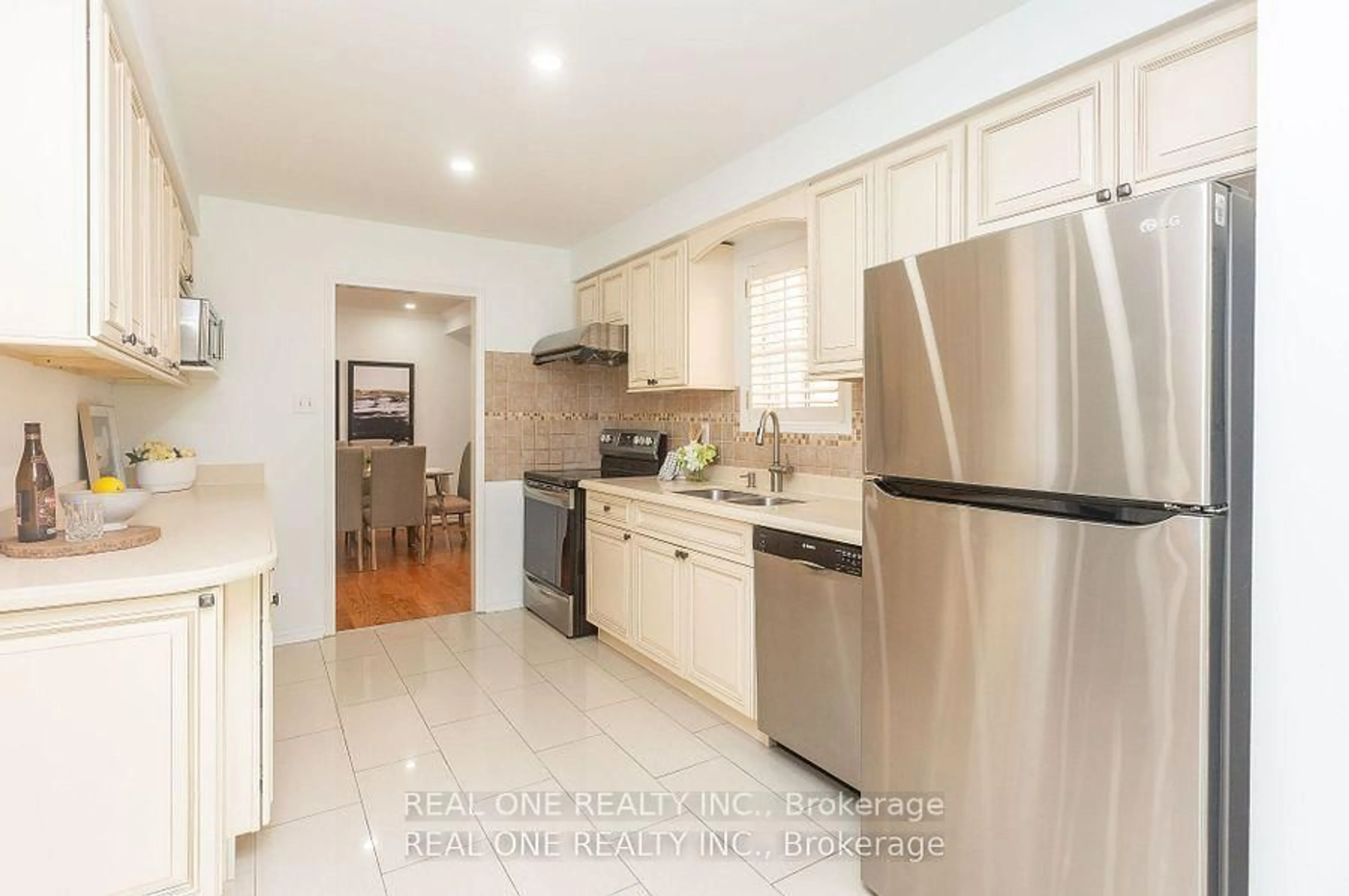 Open concept kitchen, ceramic/tile floor for 31 Cougar Crt, Richmond Hill Ontario L4S 1H7