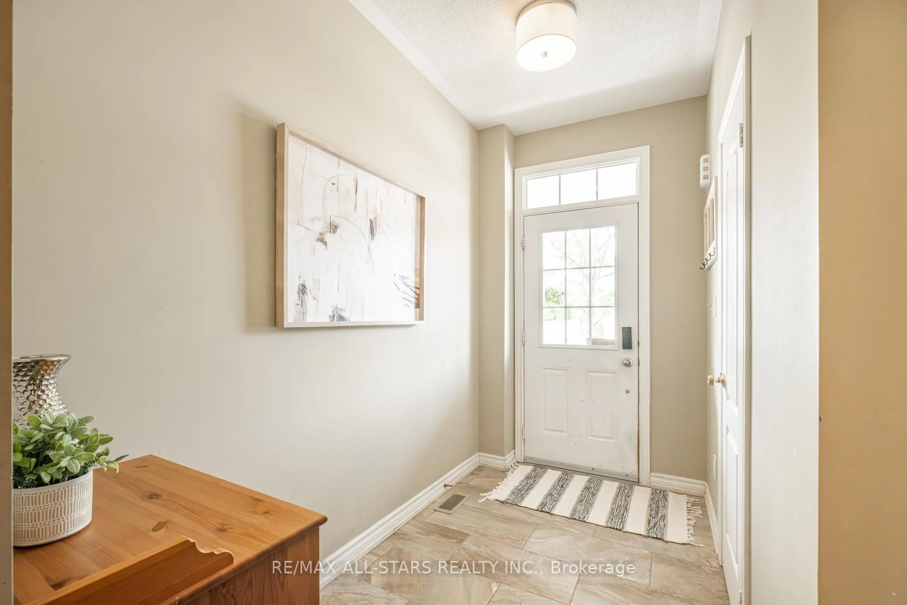 Indoor entryway for 535 Reeves Way Blvd, Whitchurch-Stouffville Ontario L4A 0H1