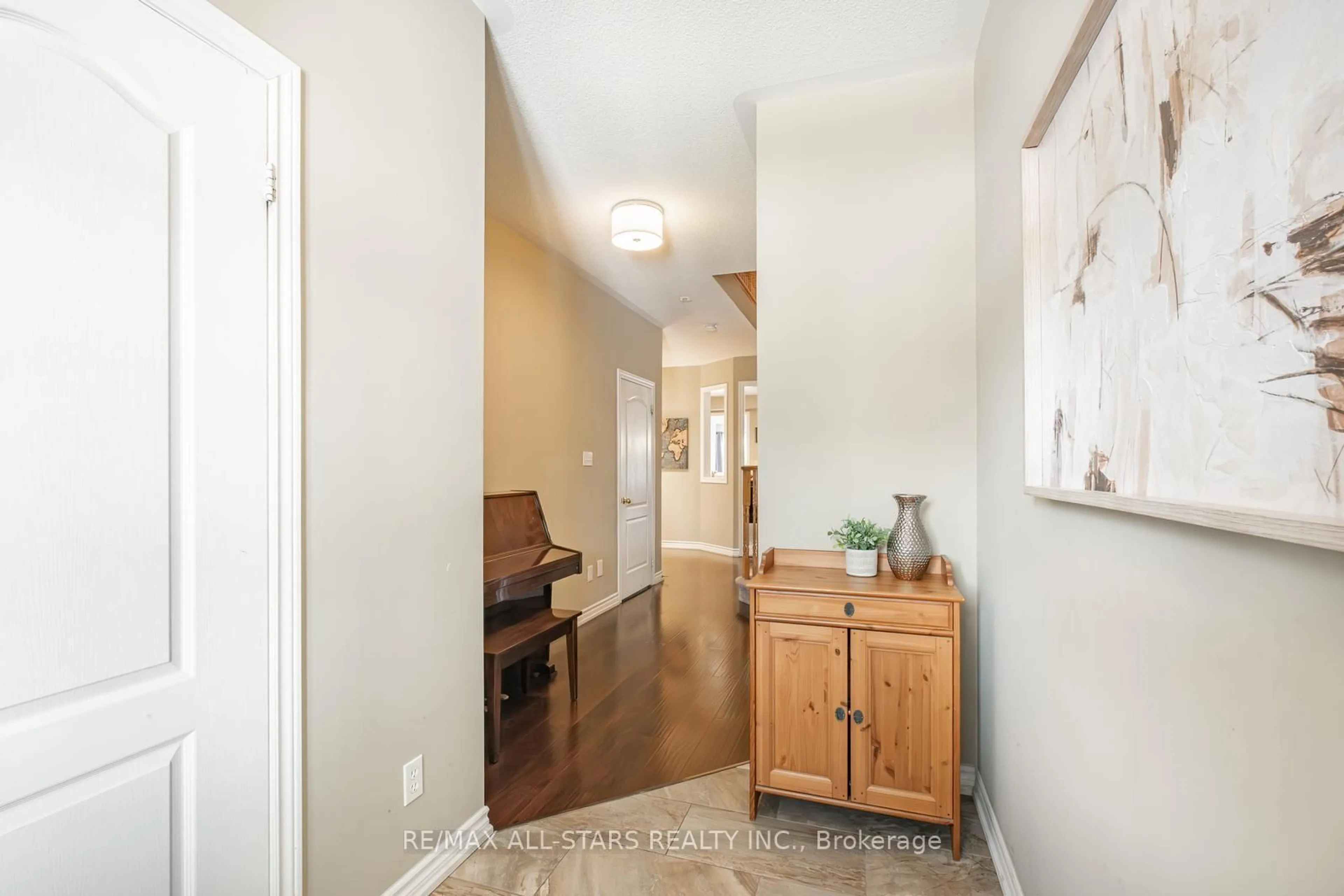Indoor entryway for 535 Reeves Way Blvd, Whitchurch-Stouffville Ontario L4A 0H1