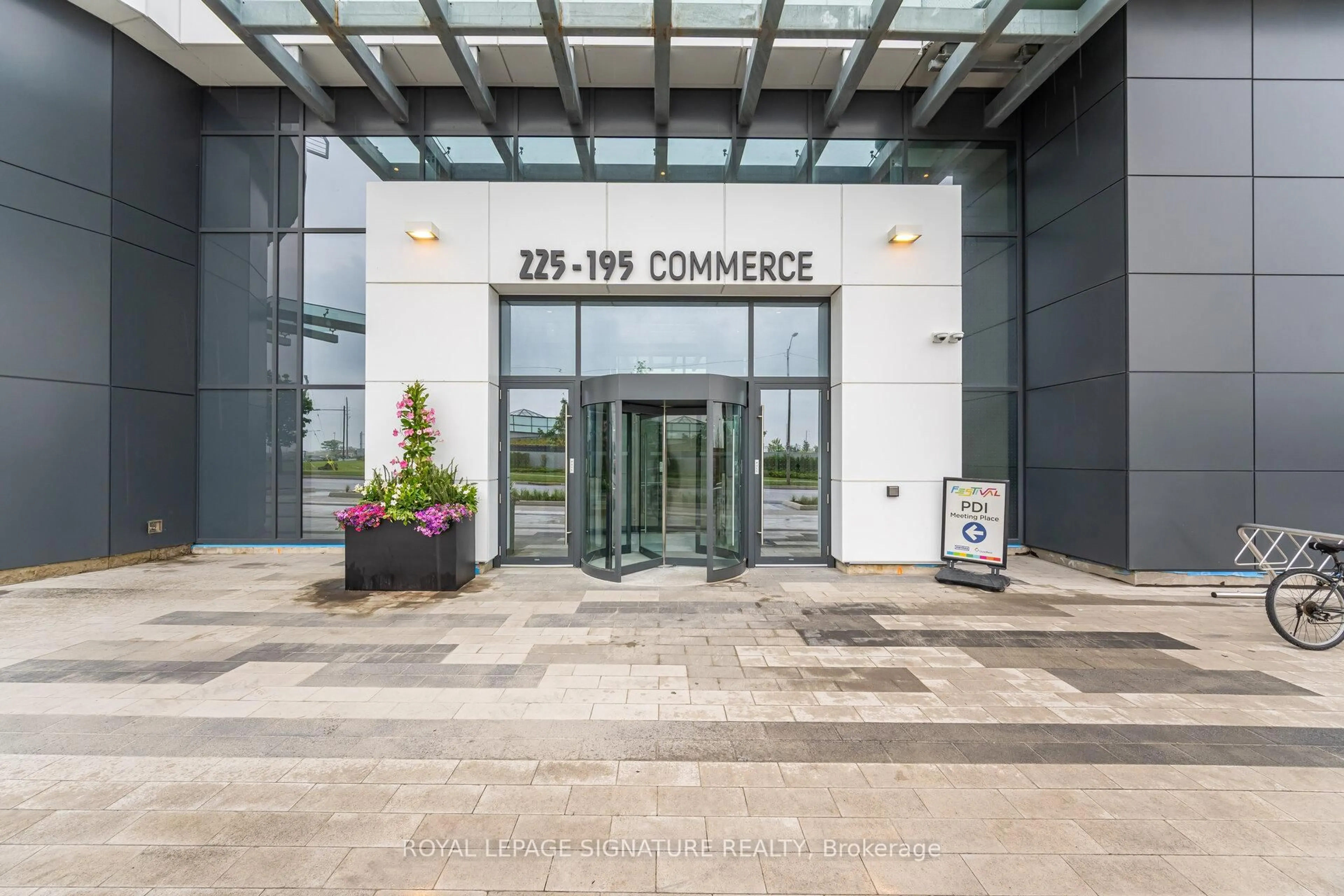 Indoor foyer for 195 Commerce St #4806, Vaughan Ontario L4K 0P9