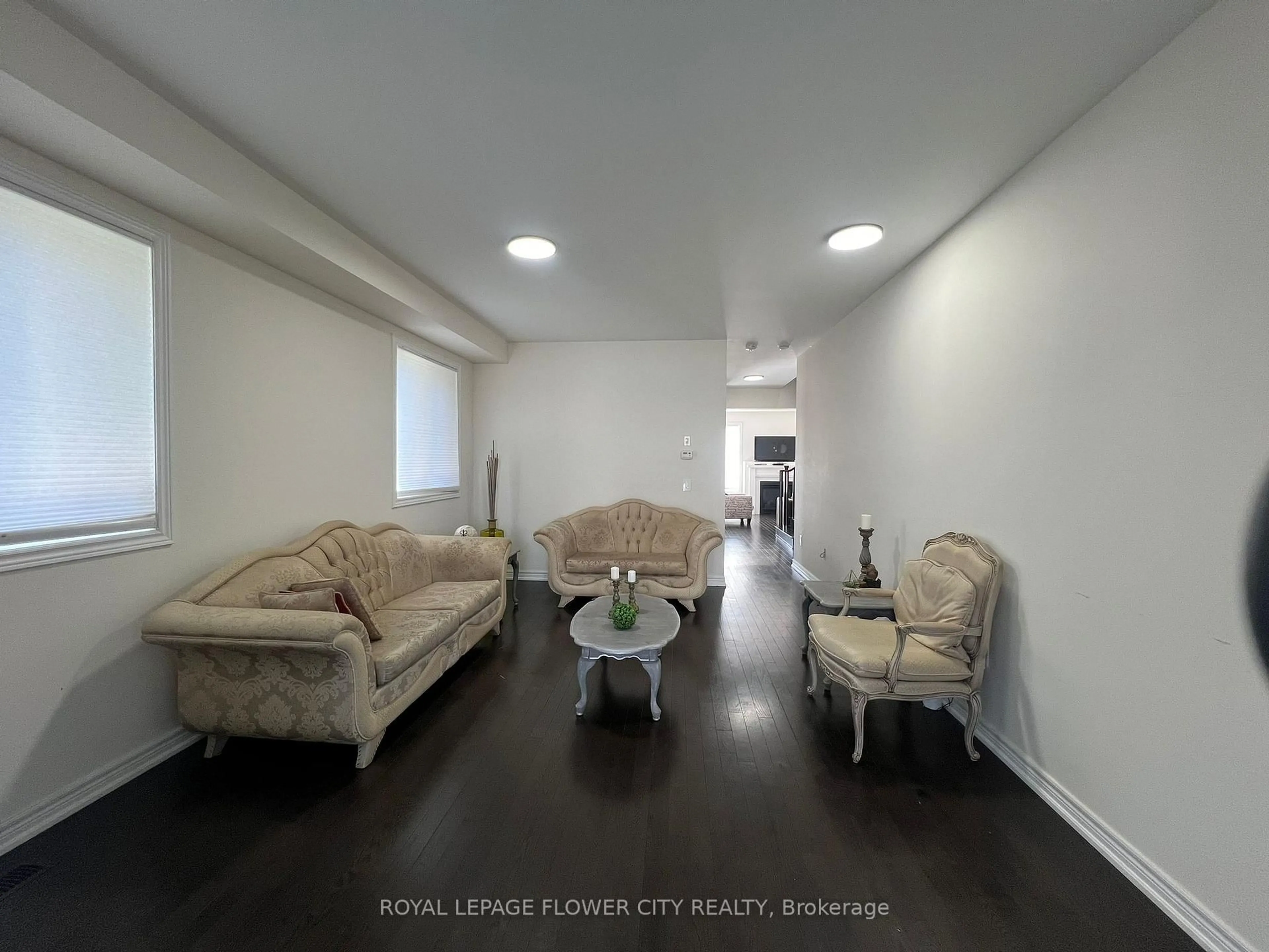 Living room with furniture, unknown for 106 Blackwell Cres, Bradford West Gwillimbury Ontario L3Z 4L4