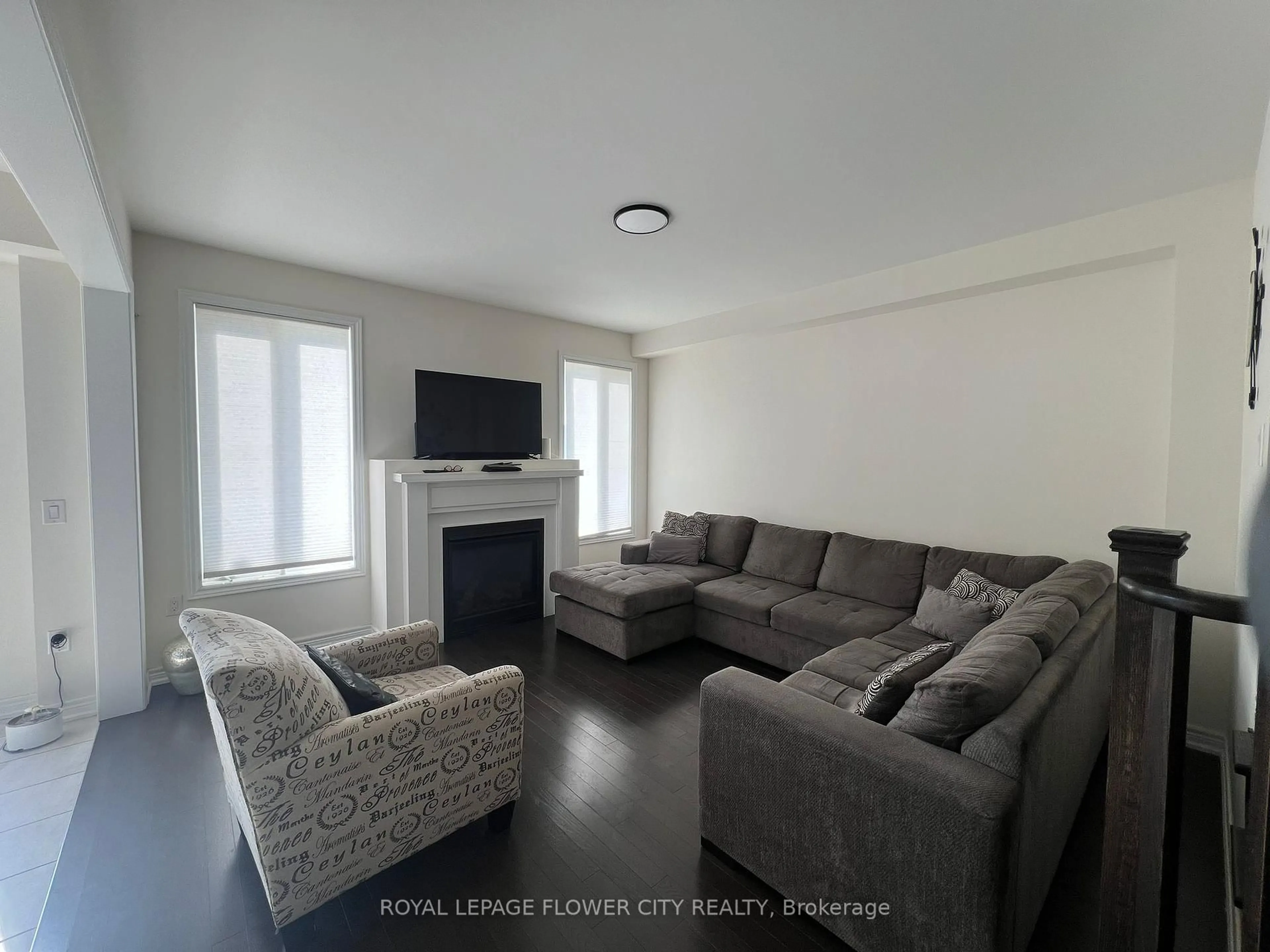 Living room with furniture, unknown for 106 Blackwell Cres, Bradford West Gwillimbury Ontario L3Z 4L4