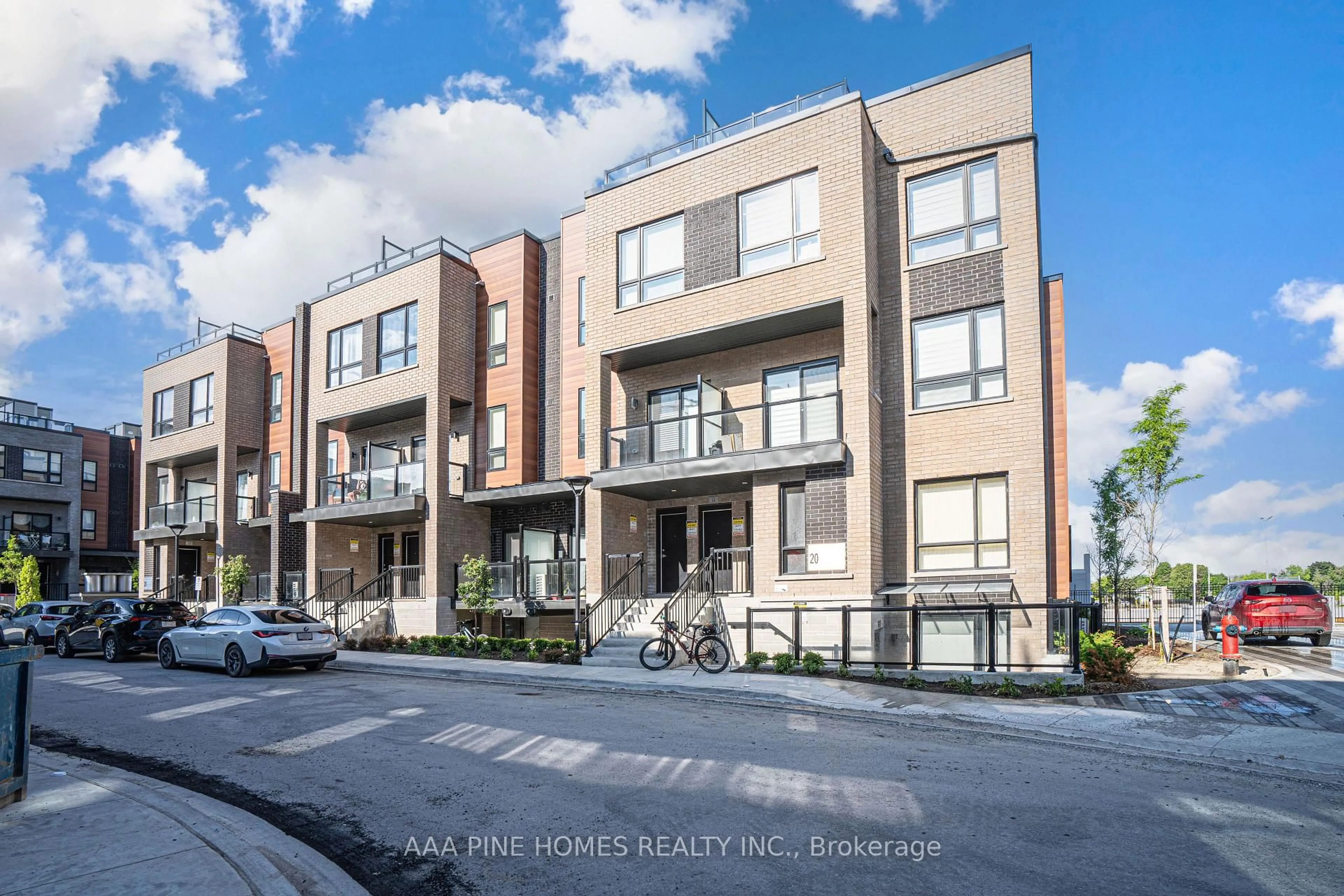 A pic from outside/outdoor area/front of a property/back of a property/a pic from drone, street for 20 Lytham Green Circ ##4, Newmarket Ontario L3Y 0H3
