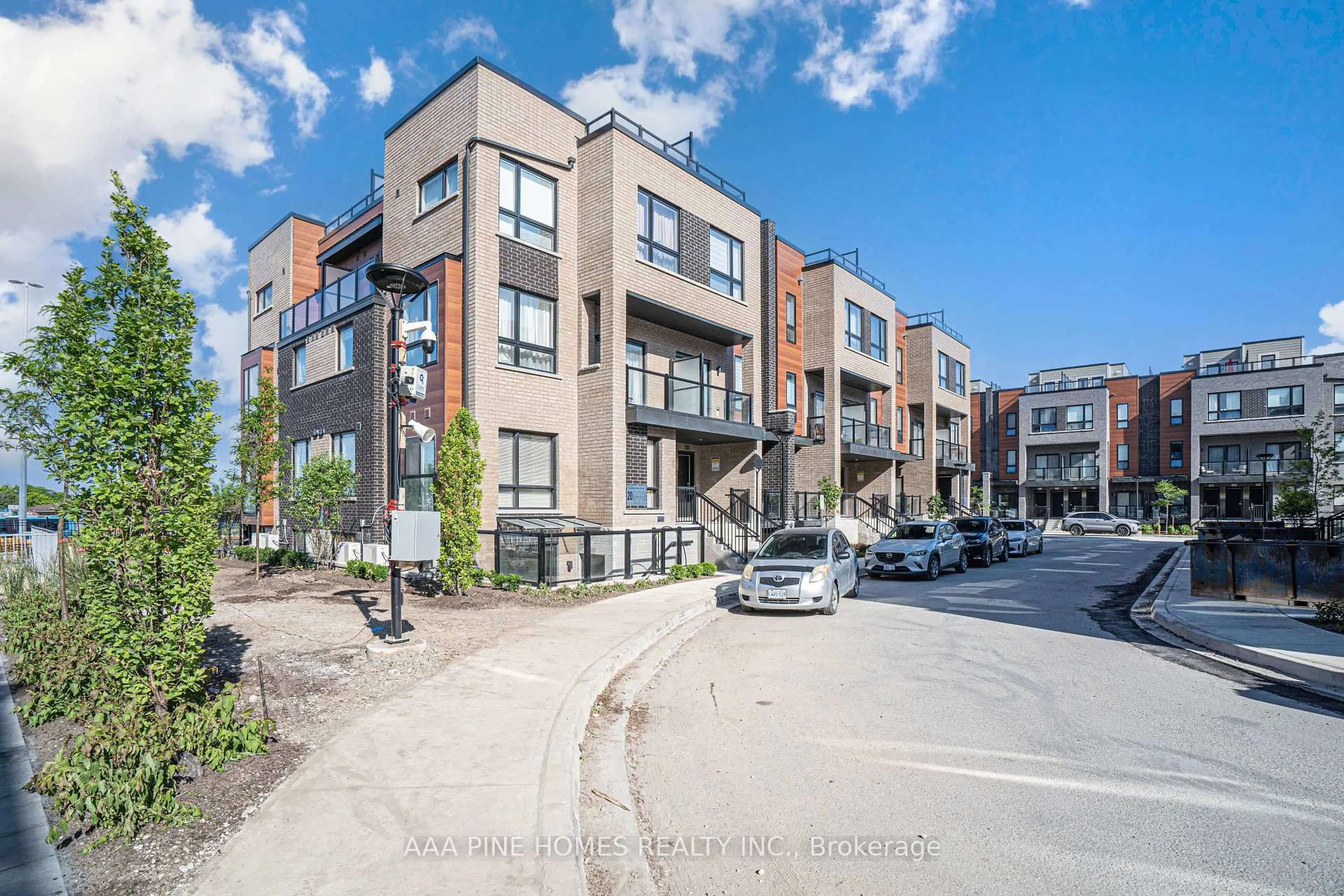A pic from outside/outdoor area/front of a property/back of a property/a pic from drone, street for 20 Lytham Green Circ ##4, Newmarket Ontario L3Y 0H3