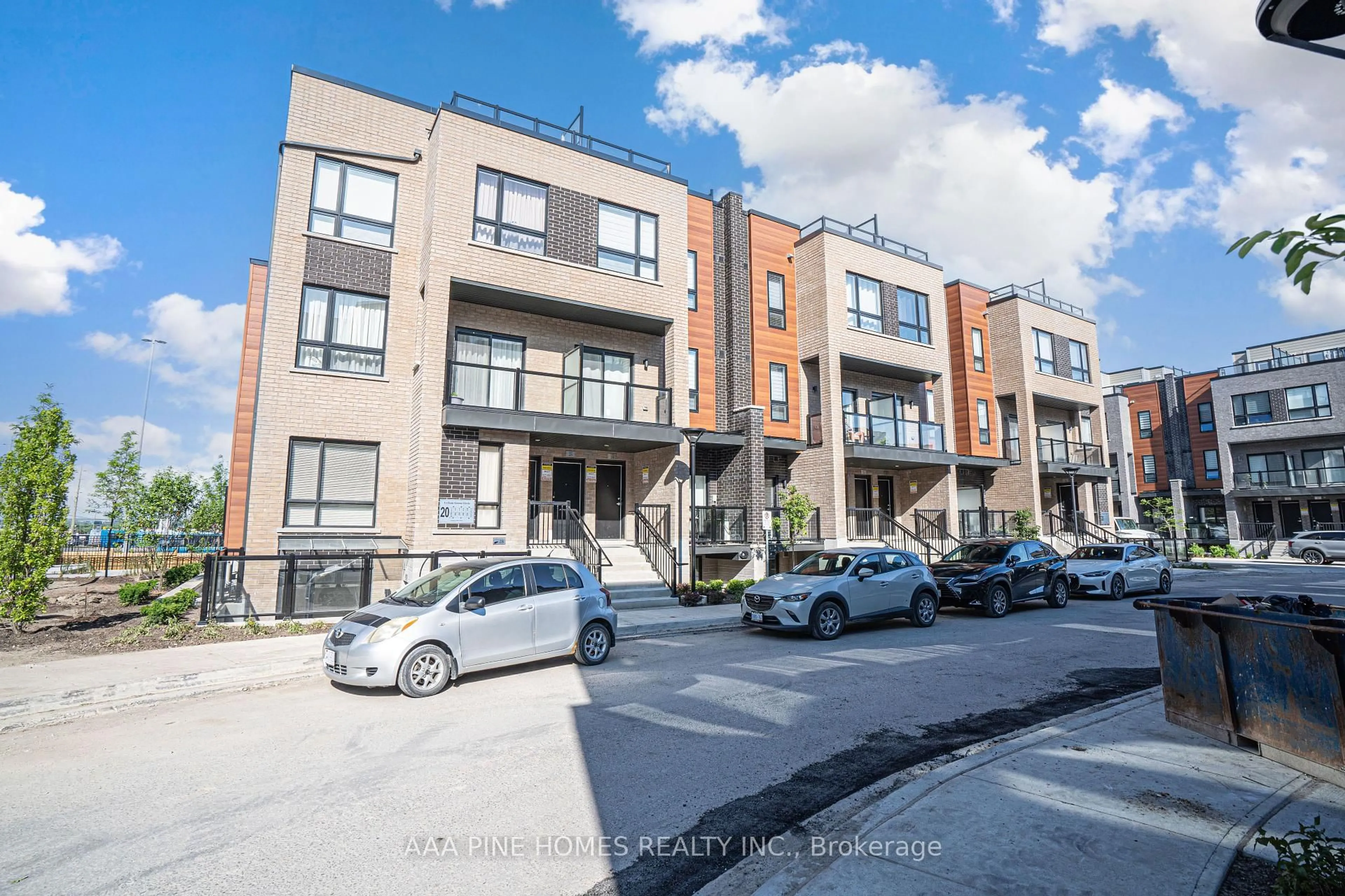 A pic from outside/outdoor area/front of a property/back of a property/a pic from drone, street for 20 Lytham Green Circ ##4, Newmarket Ontario L3Y 0H3