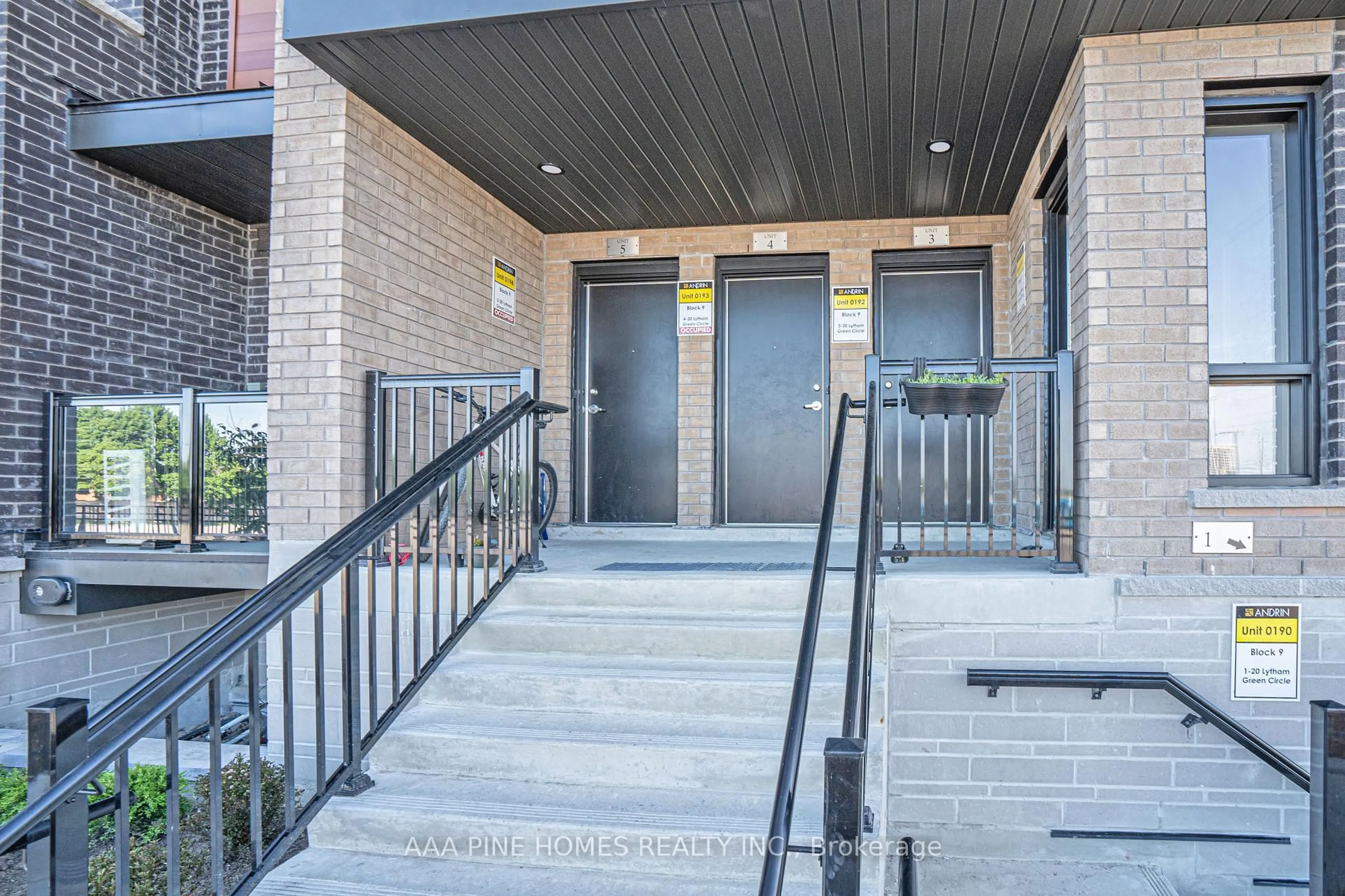 Unknown for 20 Lytham Green Circ ##4, Newmarket Ontario L3Y 0H3