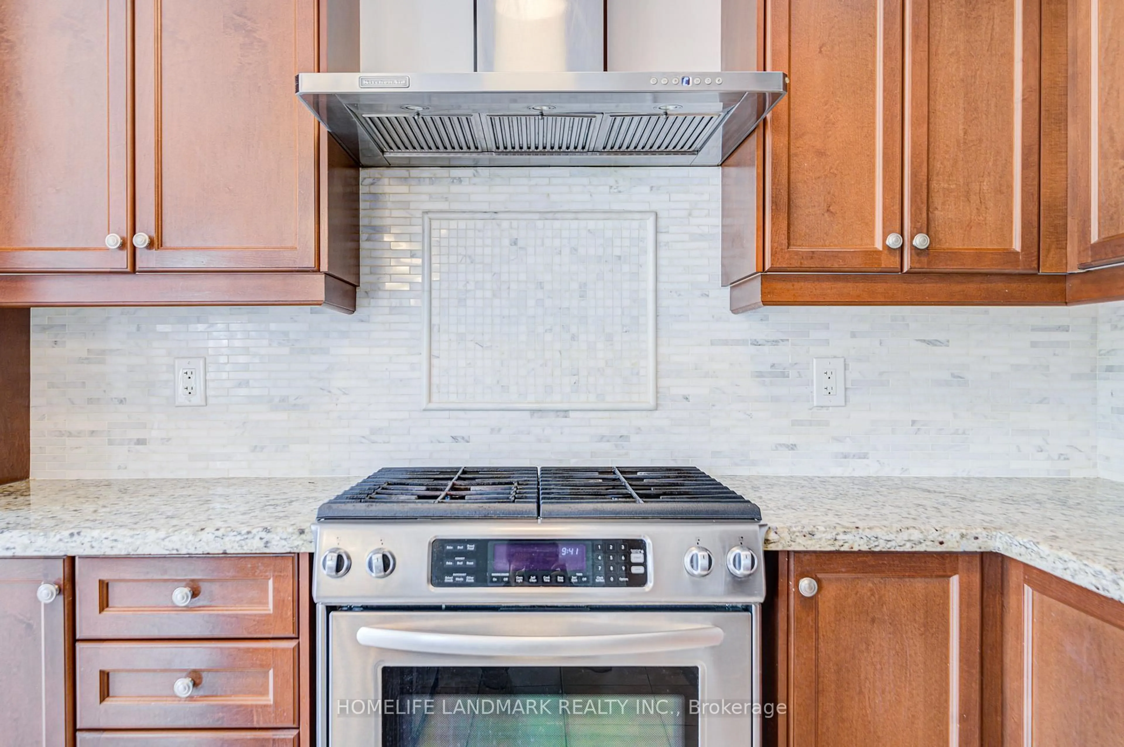 Contemporary kitchen, ceramic/tile floor for 3 Wintam Pl, Markham Ontario L6C 0E3