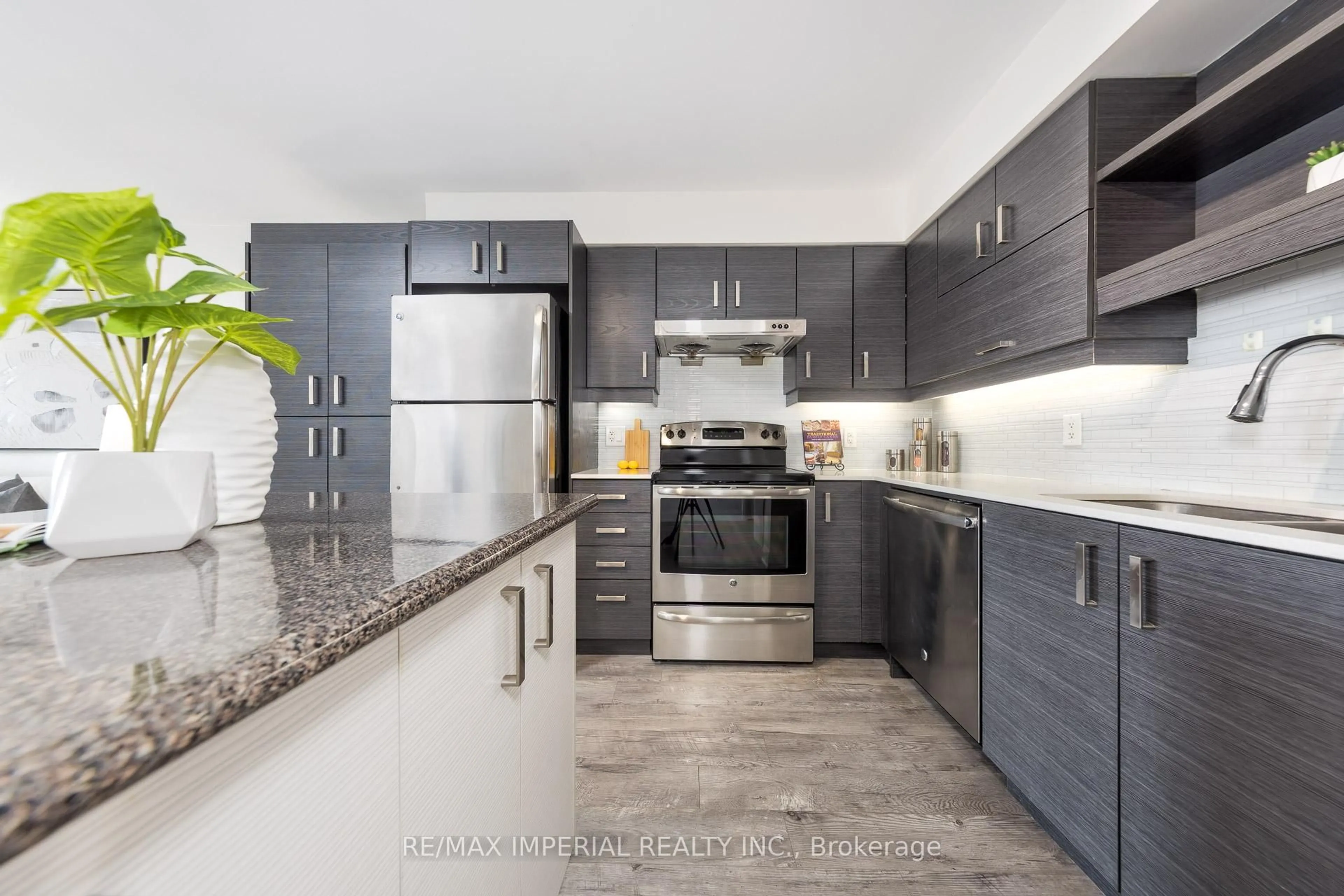 Open concept kitchen, ceramic/tile floor for 1 uptown Dr #1905, Markham Ontario L3R 5C1