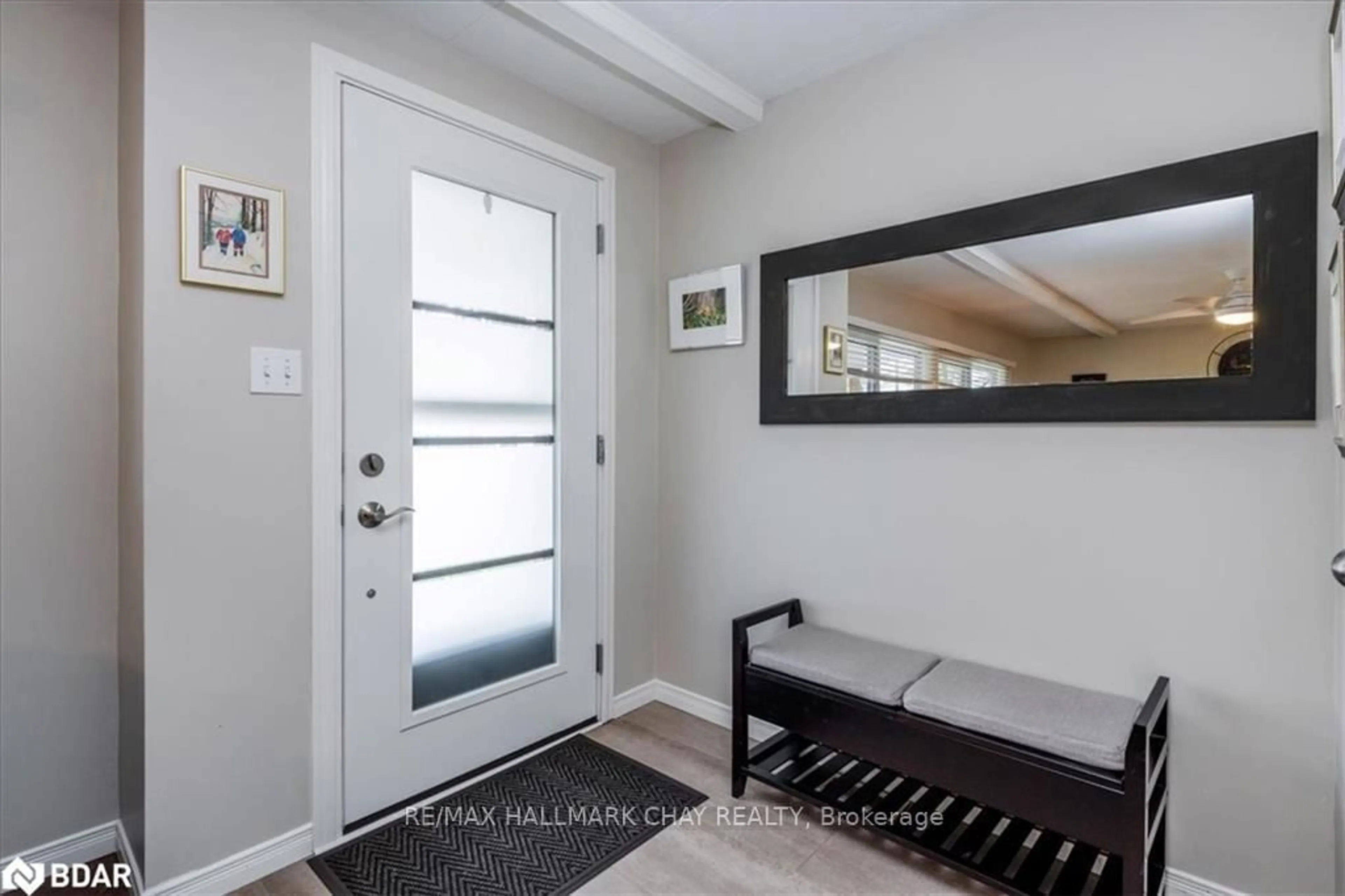Indoor entryway for 2 CEDAR Grve, Innisfil Ontario L9S 1R1