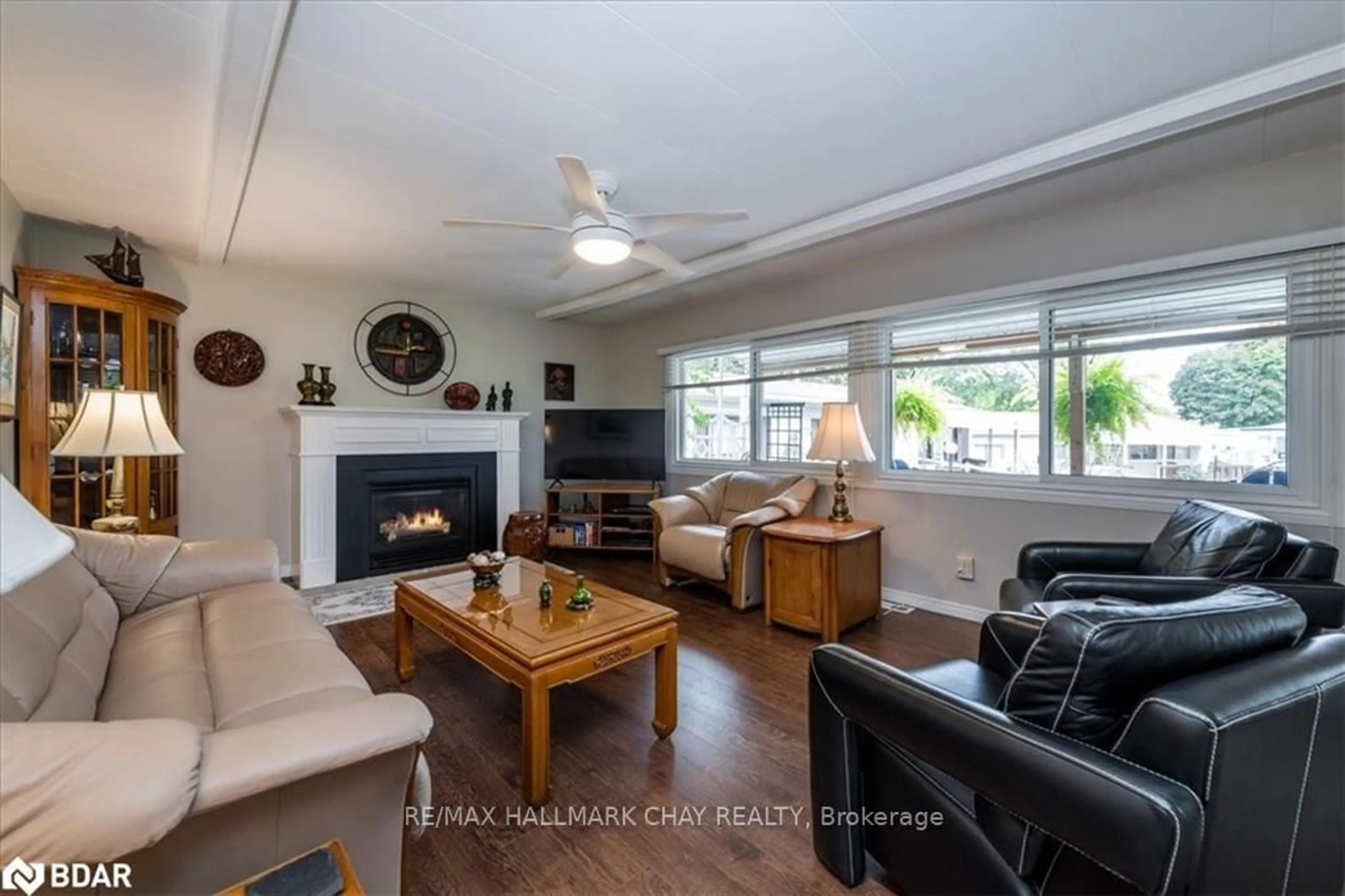Living room with furniture, unknown for 2 CEDAR Grve, Innisfil Ontario L9S 1R1