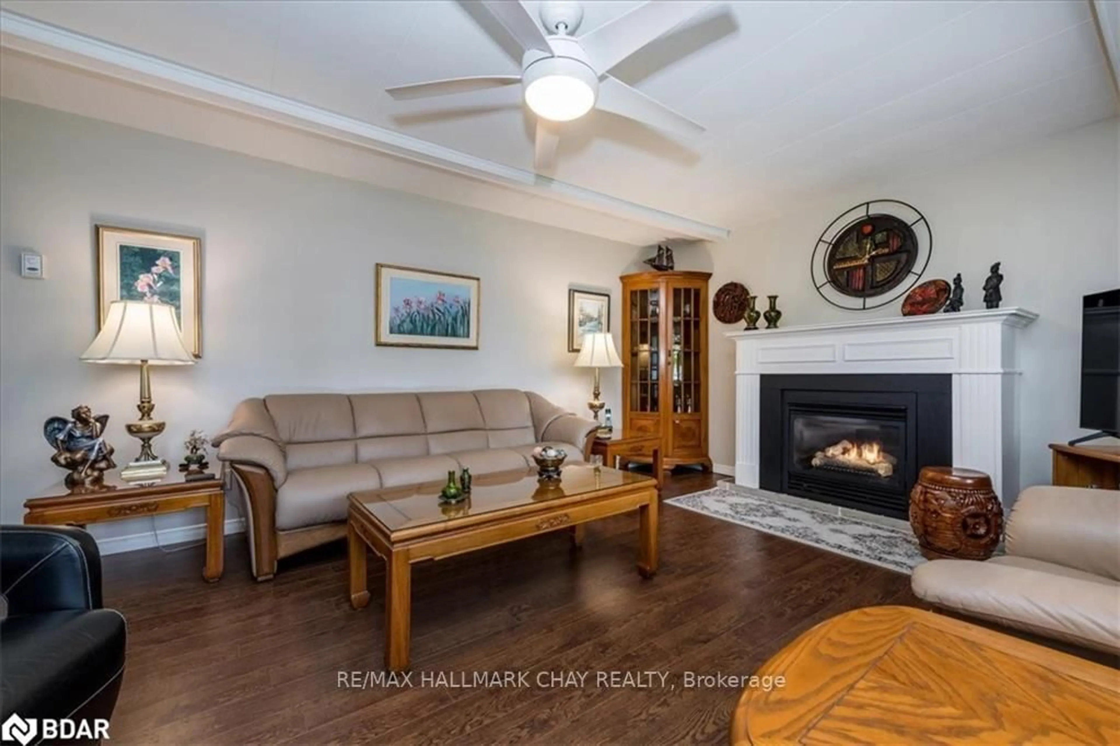 Living room with furniture, wood/laminate floor for 2 CEDAR Grve, Innisfil Ontario L9S 1R1