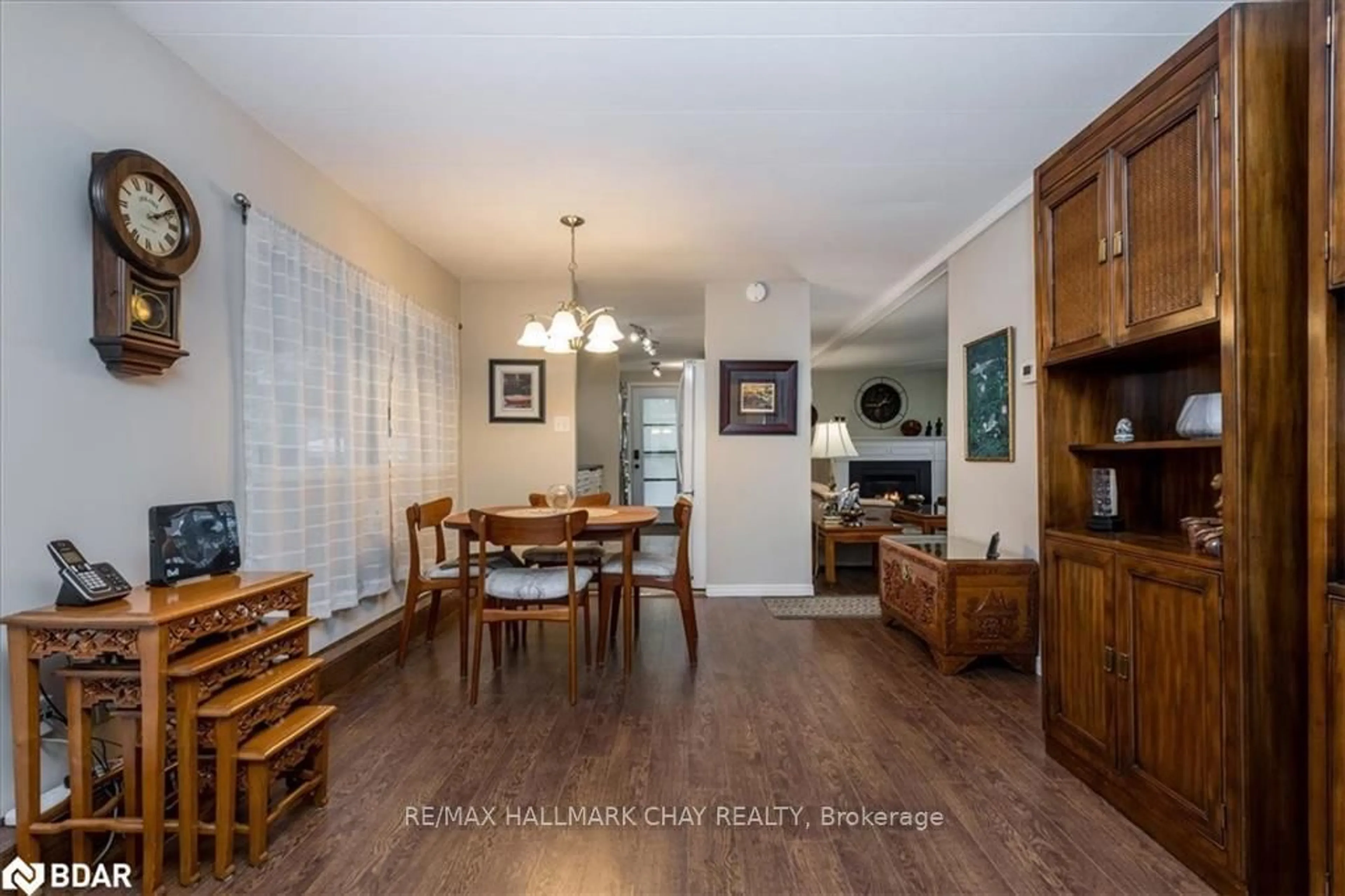 Dining room, wood/laminate floor for 2 CEDAR Grve, Innisfil Ontario L9S 1R1