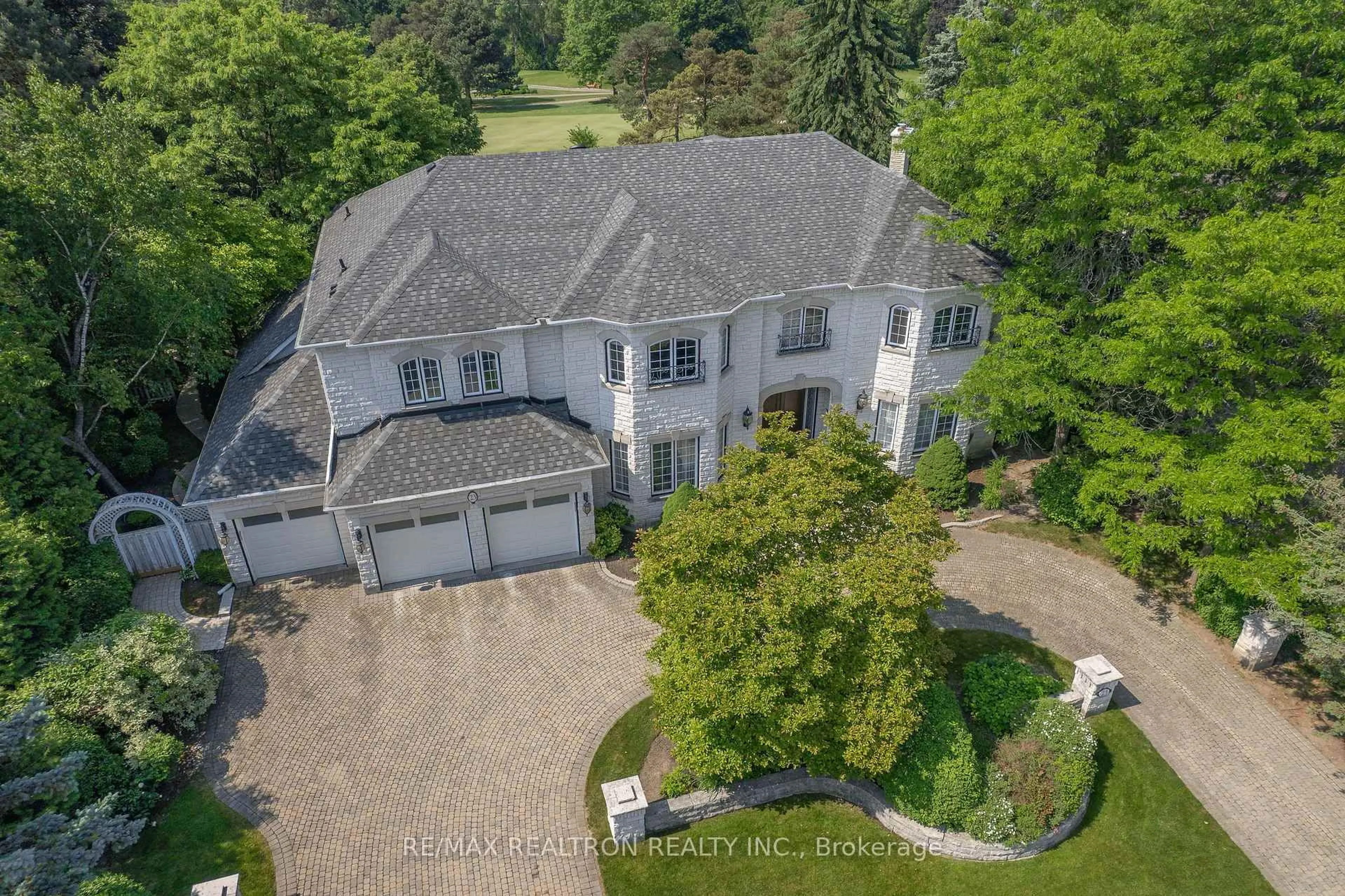 A pic from outside/outdoor area/front of a property/back of a property/a pic from drone, street for 23 Fairway Heights Cres, Markham Ontario L3T 1K1
