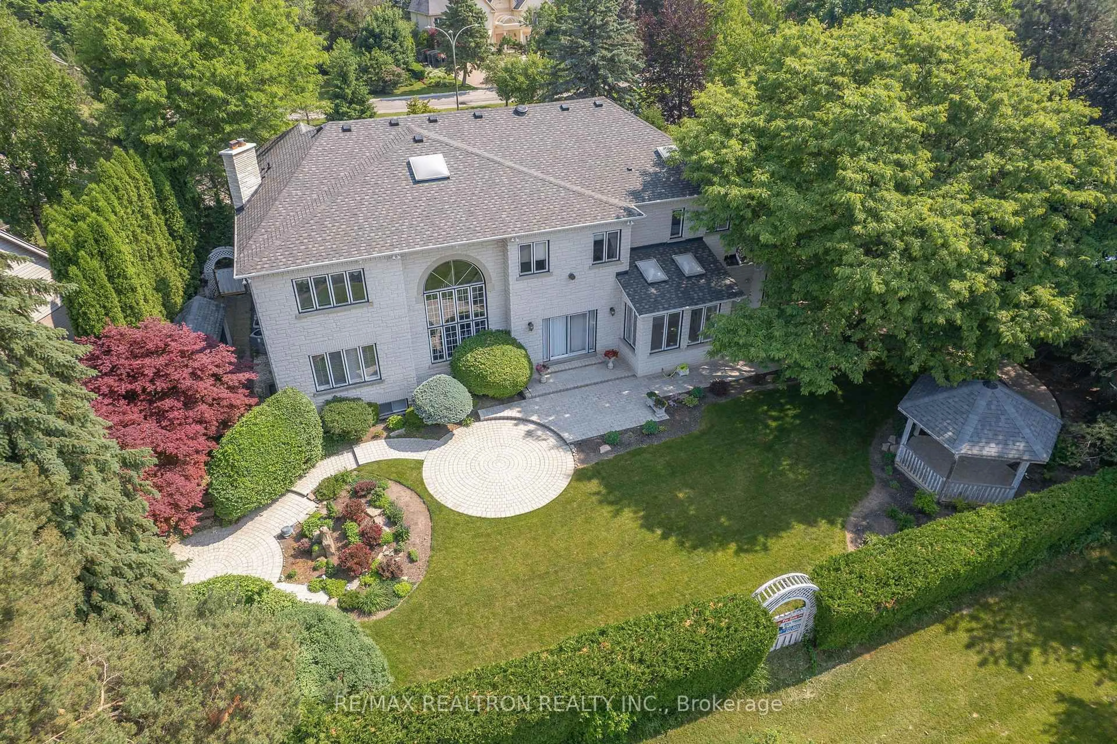 A pic from outside/outdoor area/front of a property/back of a property/a pic from drone, street for 23 Fairway Heights Cres, Markham Ontario L3T 1K1