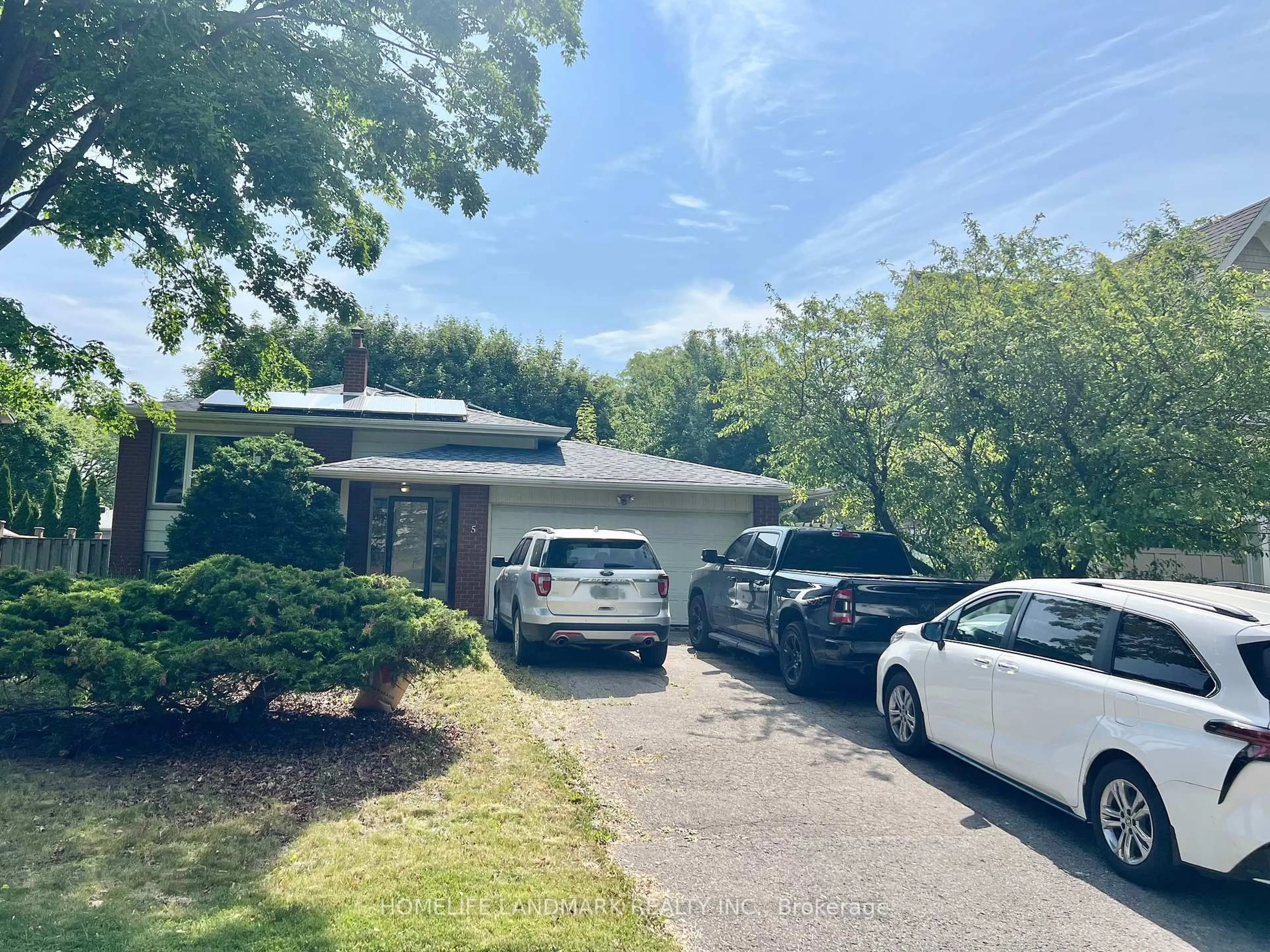 A pic from outside/outdoor area/front of a property/back of a property/a pic from drone, street for 5 Chant Cres, Markham Ontario L3R 1Y7