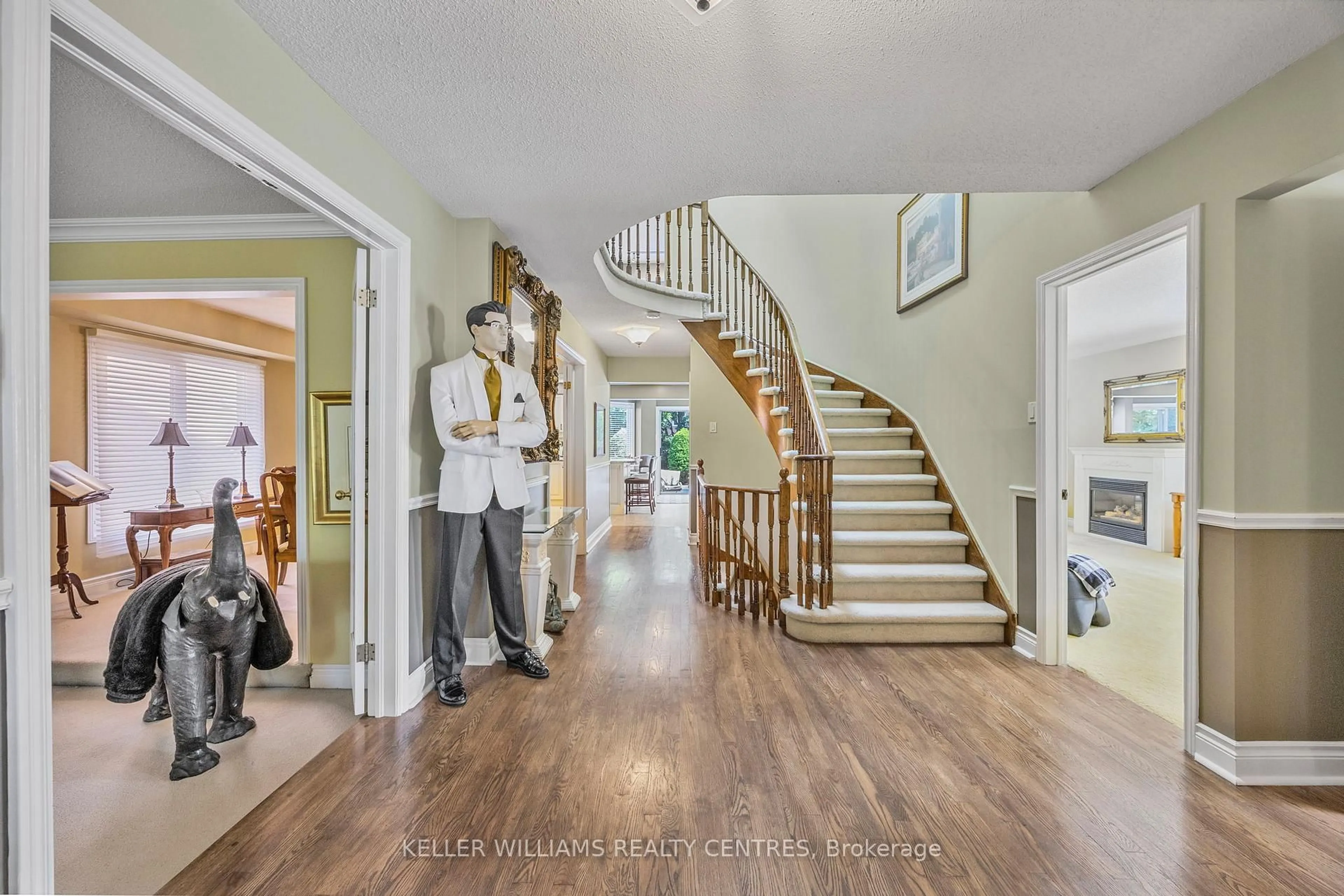 Indoor foyer for 312 Mccaffrey Rd, Newmarket Ontario L3X 1J1