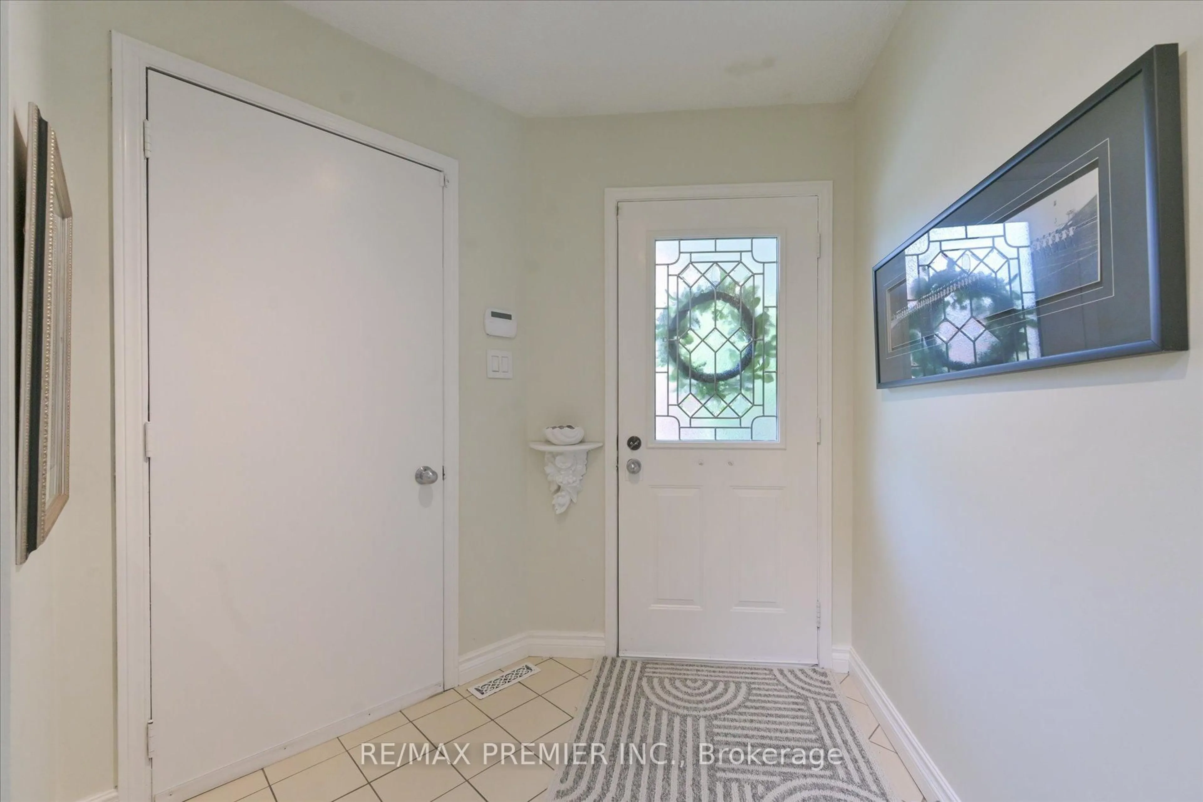 Indoor entryway for 111 Coles Ave, Vaughan Ontario L4L 1L8
