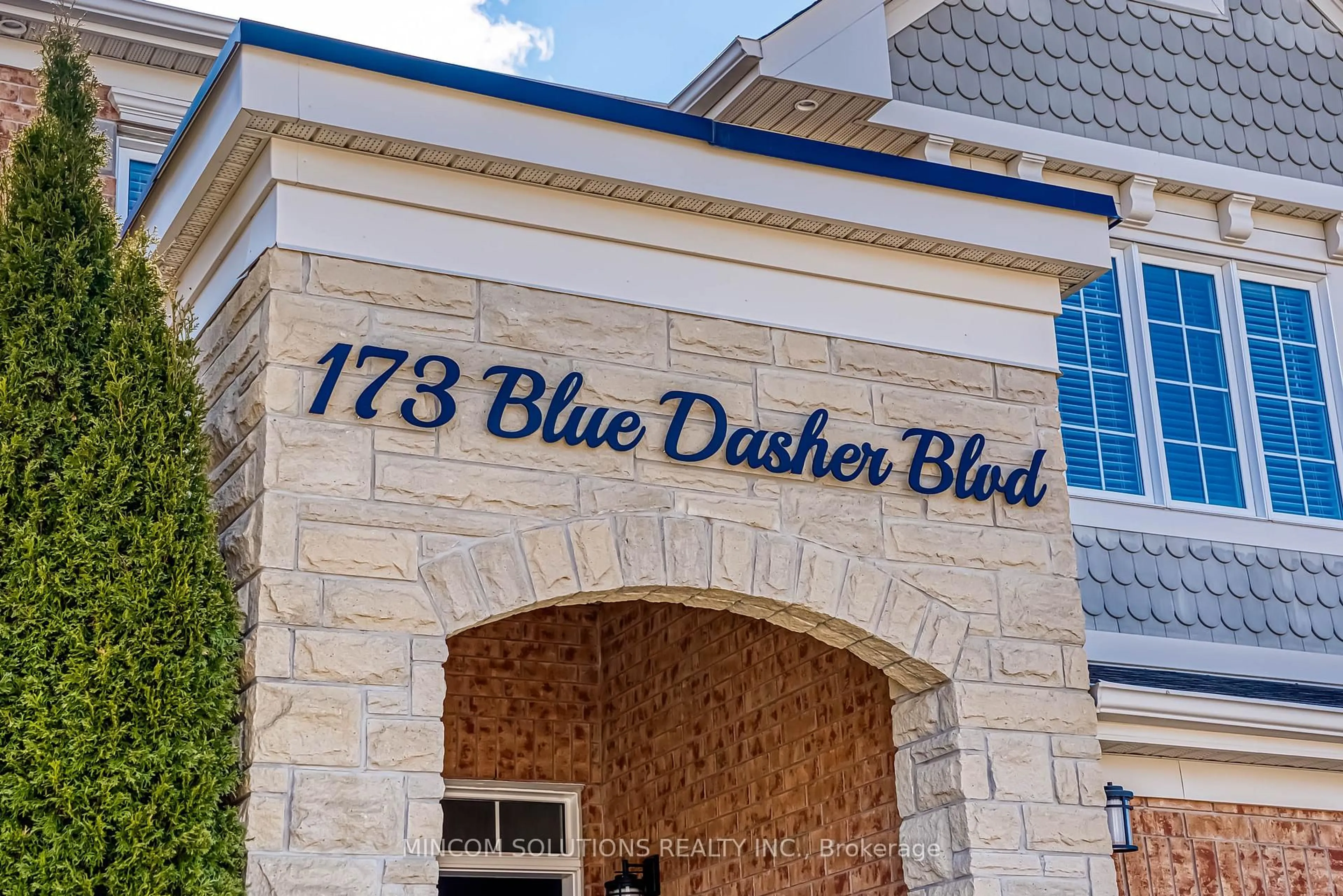 Home with brick exterior material, building for 173 Blue Dasher Blvd, Bradford West Gwillimbury Ontario L3Z 0H3