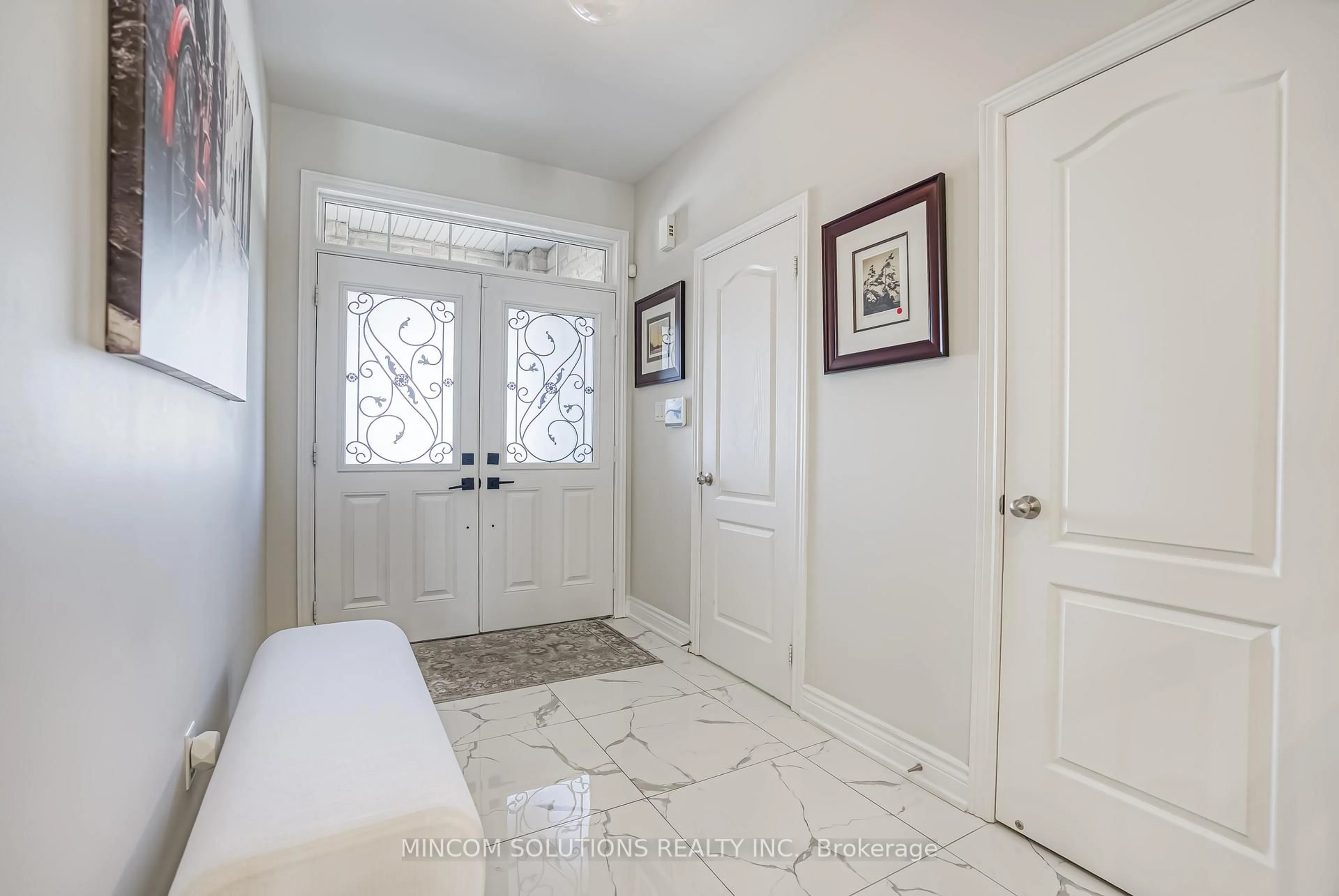Indoor entryway for 173 Blue Dasher Blvd, Bradford West Gwillimbury Ontario L3Z 0H3