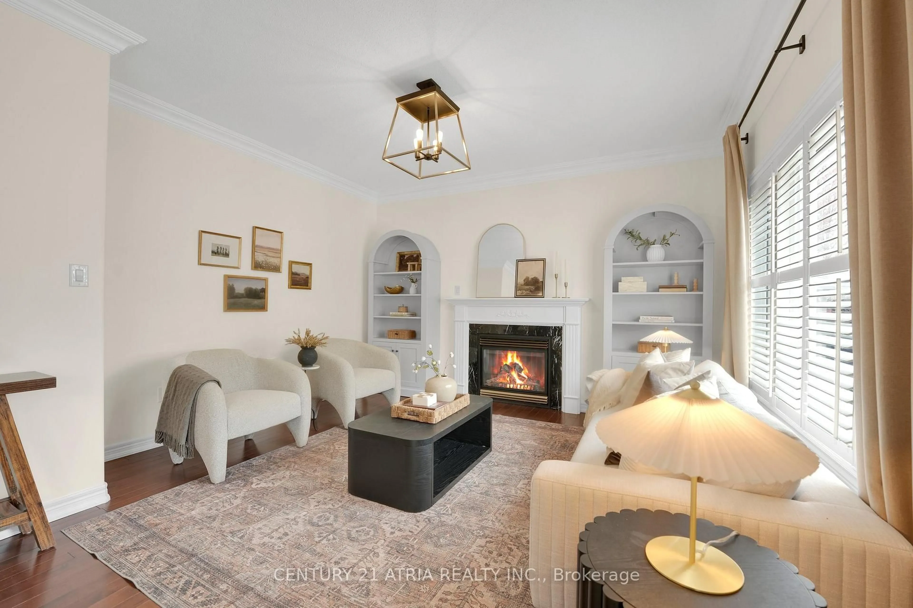 Living room with furniture, ceramic/tile floor for 91 Pondmede Cres, Whitchurch-Stouffville Ontario L4A 0E3