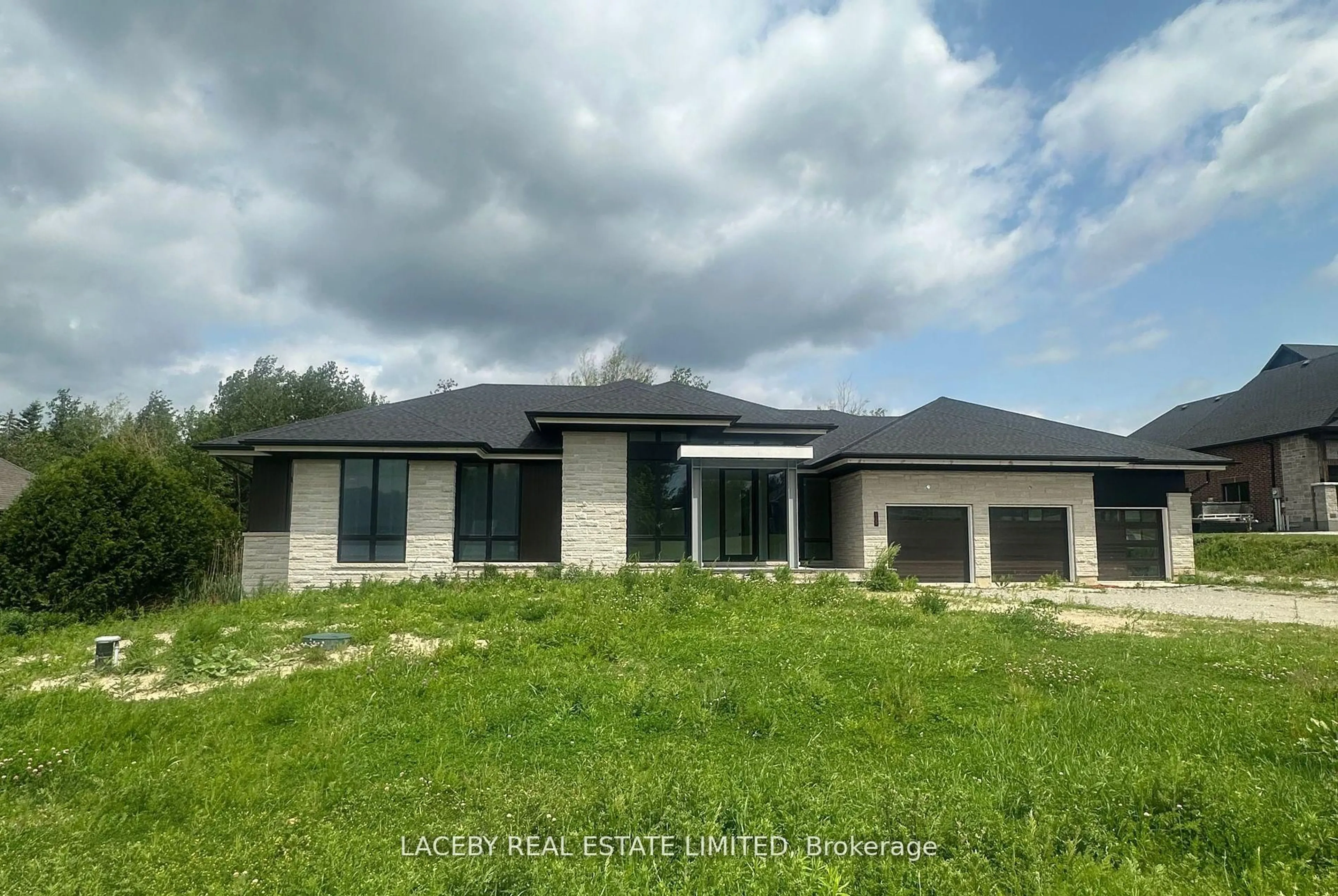 A pic from outside/outdoor area/front of a property/back of a property/a pic from drone, building for 130 Dale Cres, Bradford West Gwillimbury Ontario L0L 1L0