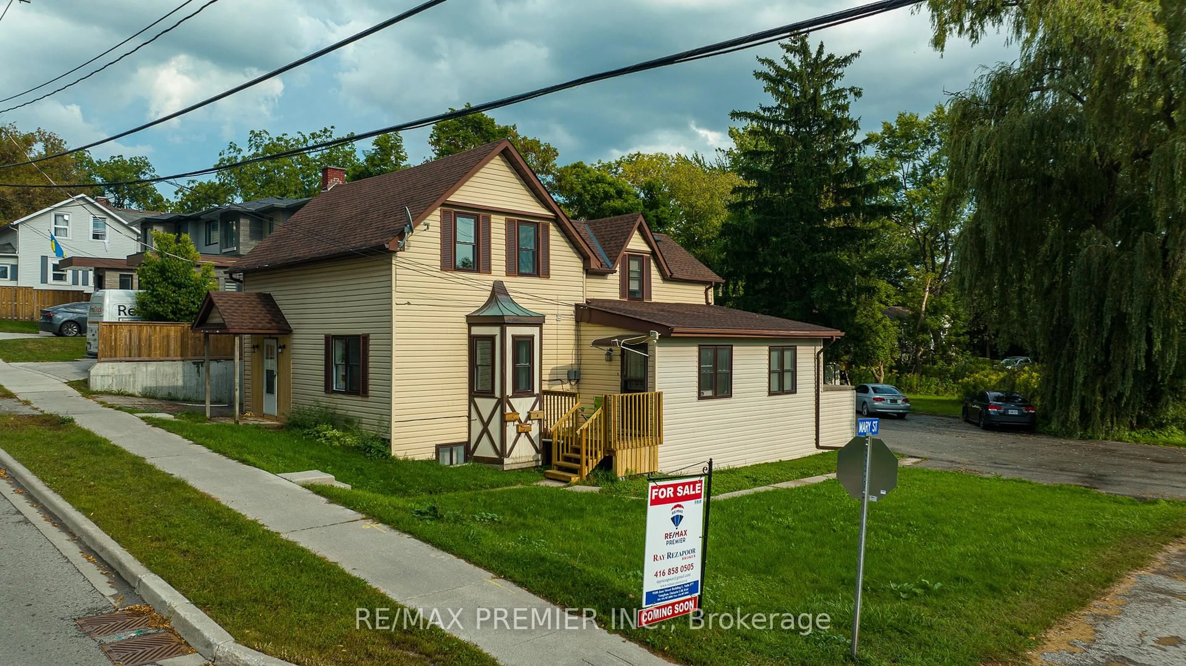 Home with vinyl exterior material, street for 644 Srigley St, Newmarket Ontario L3Y 1W9