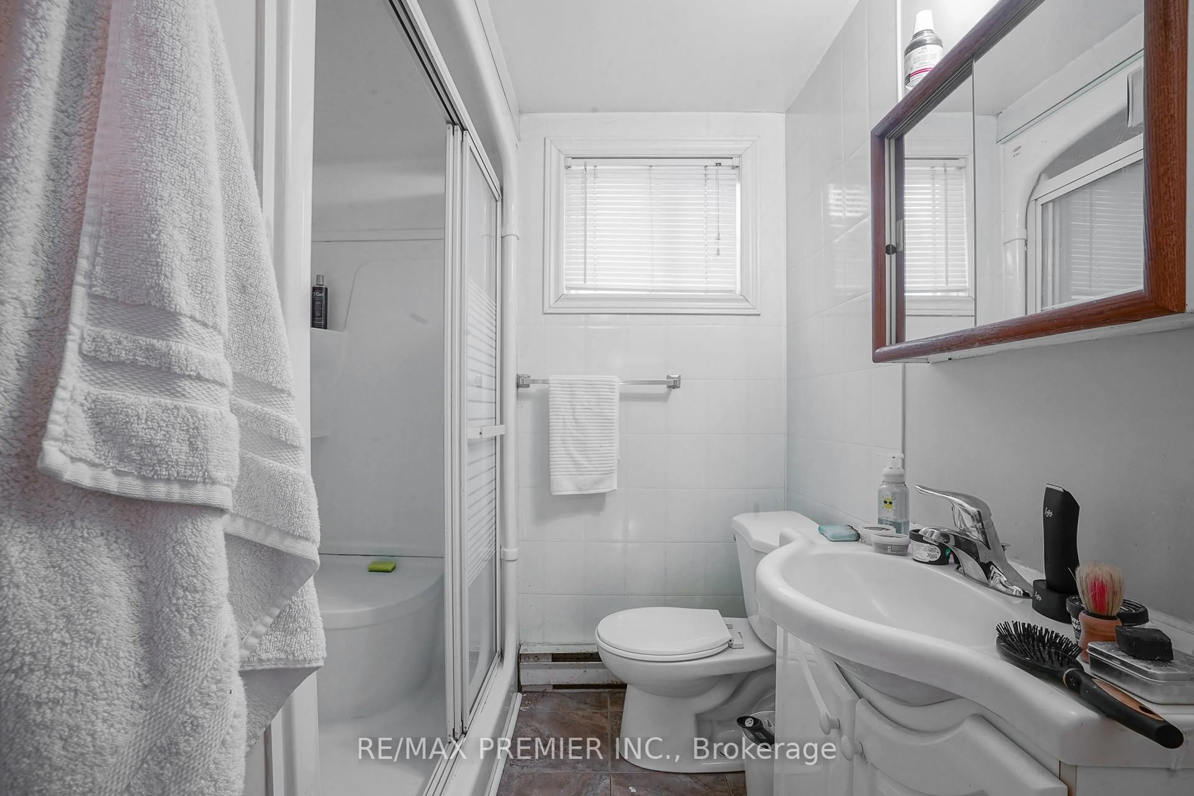 Standard bathroom, unknown for 644 Srigley St, Newmarket Ontario L3Y 1W9