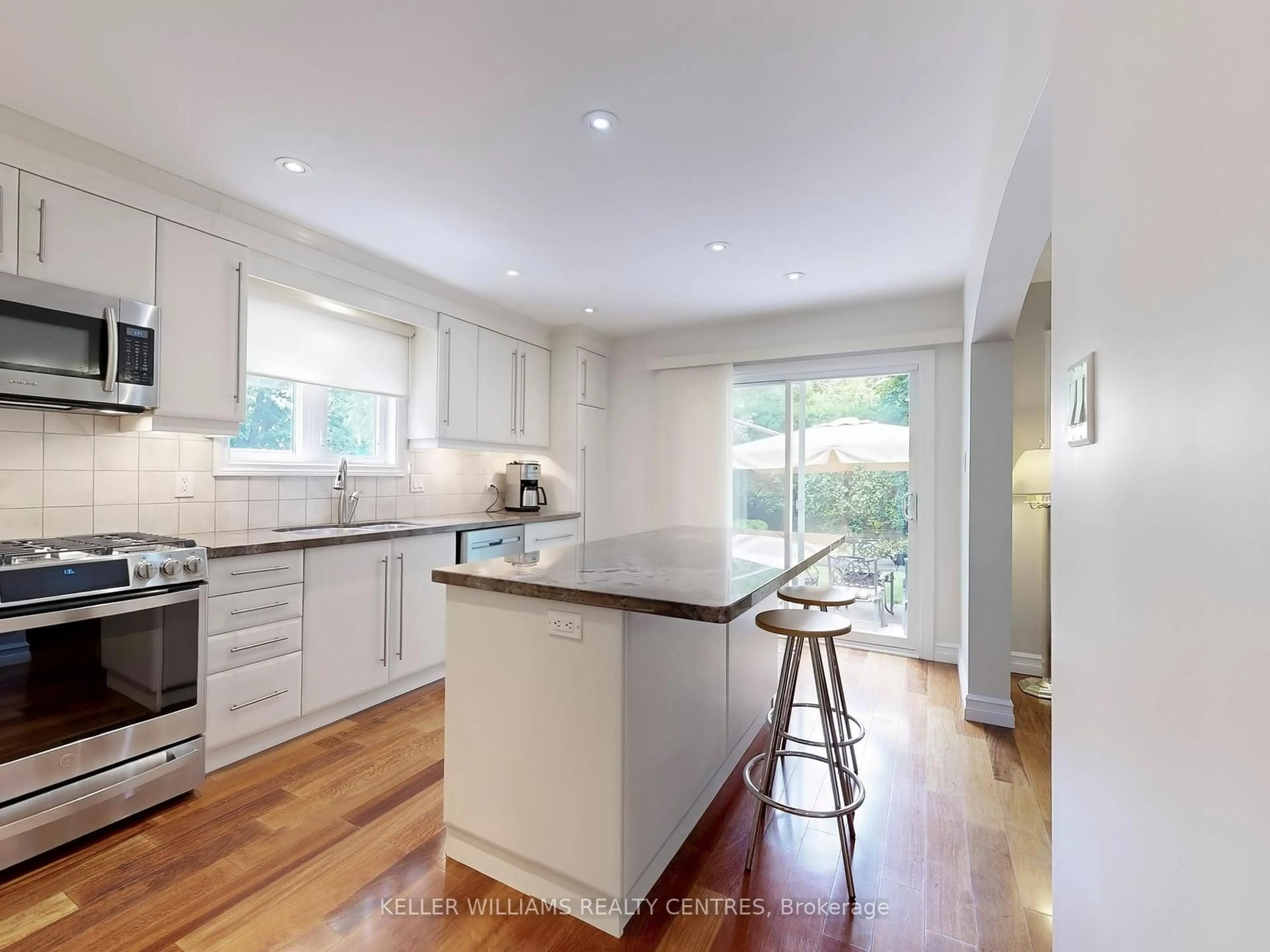 Contemporary kitchen, unknown for 23 Eleanor Circ, Richmond Hill Ontario L4C 6K6