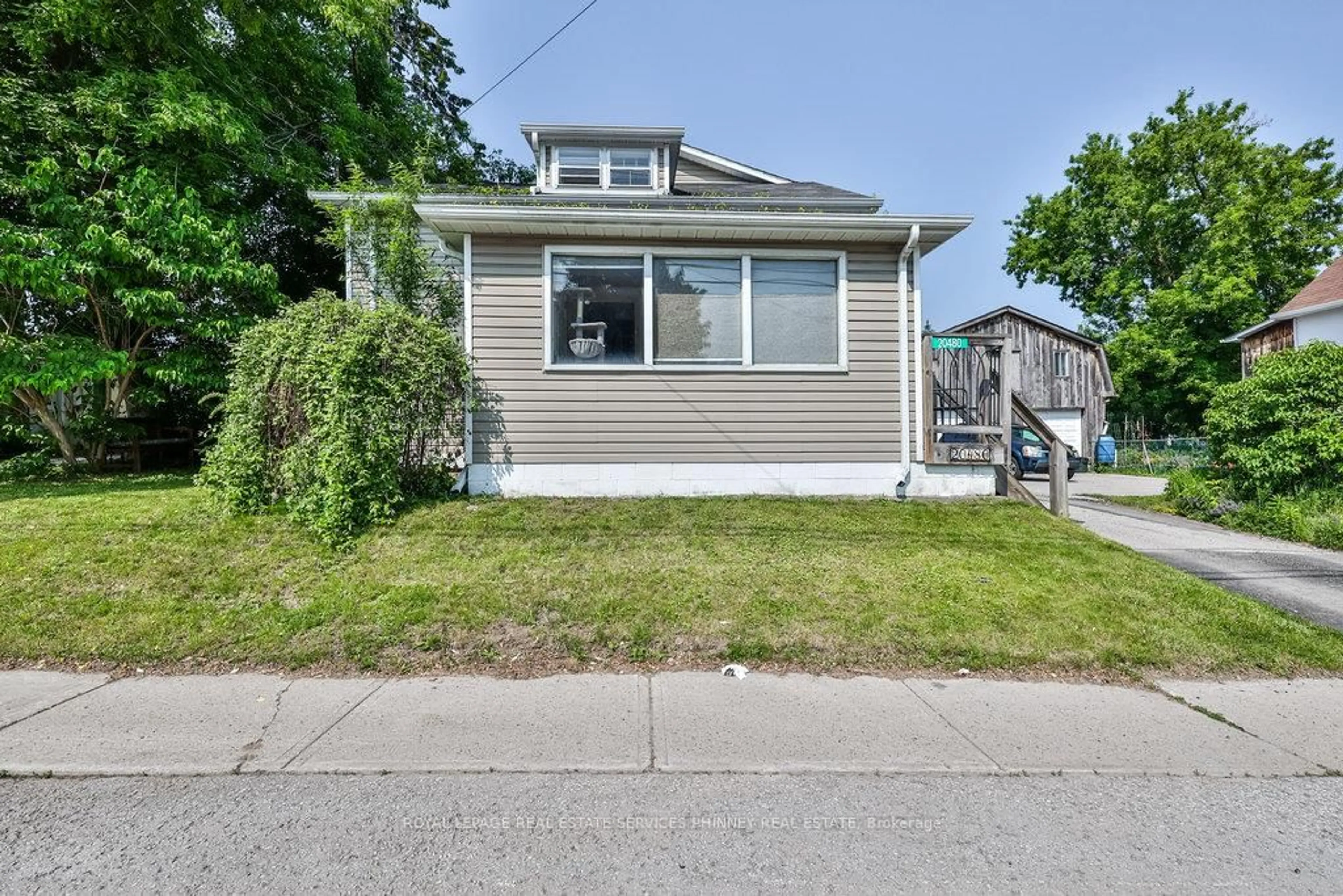 Home with vinyl exterior material, street for 20480 Leslie St, East Gwillimbury Ontario L0G 1R0