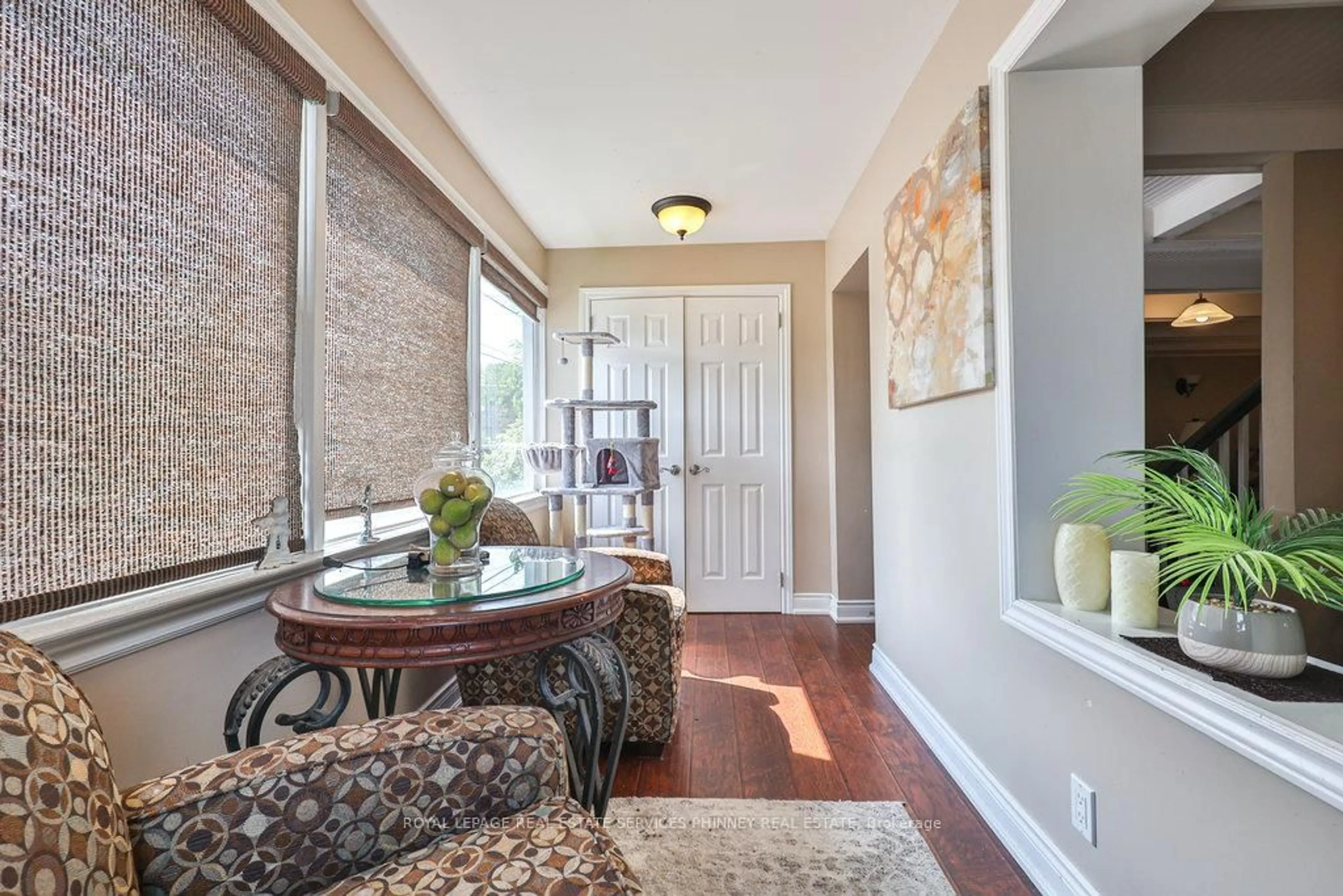 Indoor entryway for 20480 Leslie St, East Gwillimbury Ontario L0G 1R0