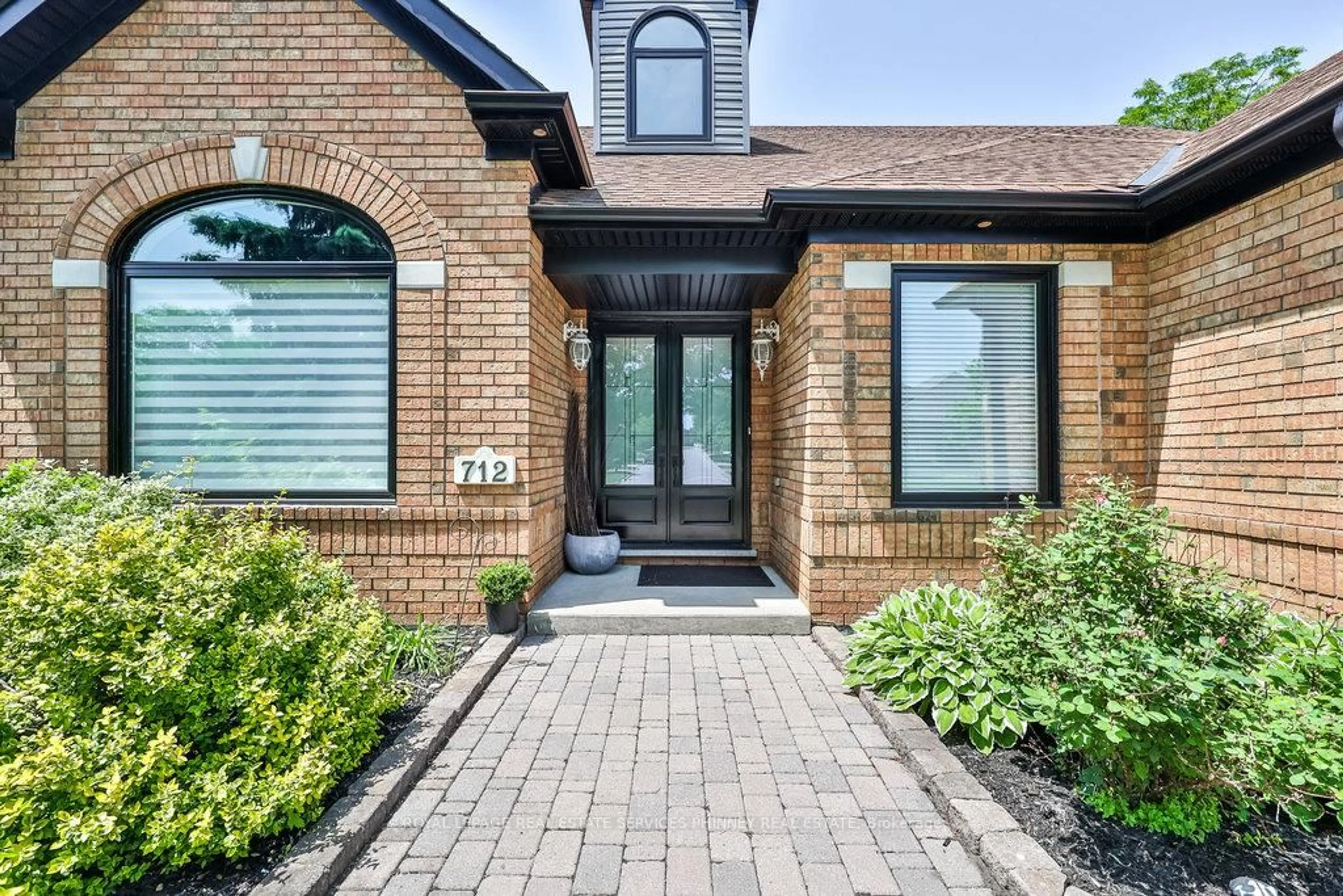 Home with brick exterior material, street for 712 Foxcroft Blvd, Newmarket Ontario L3X 1N2