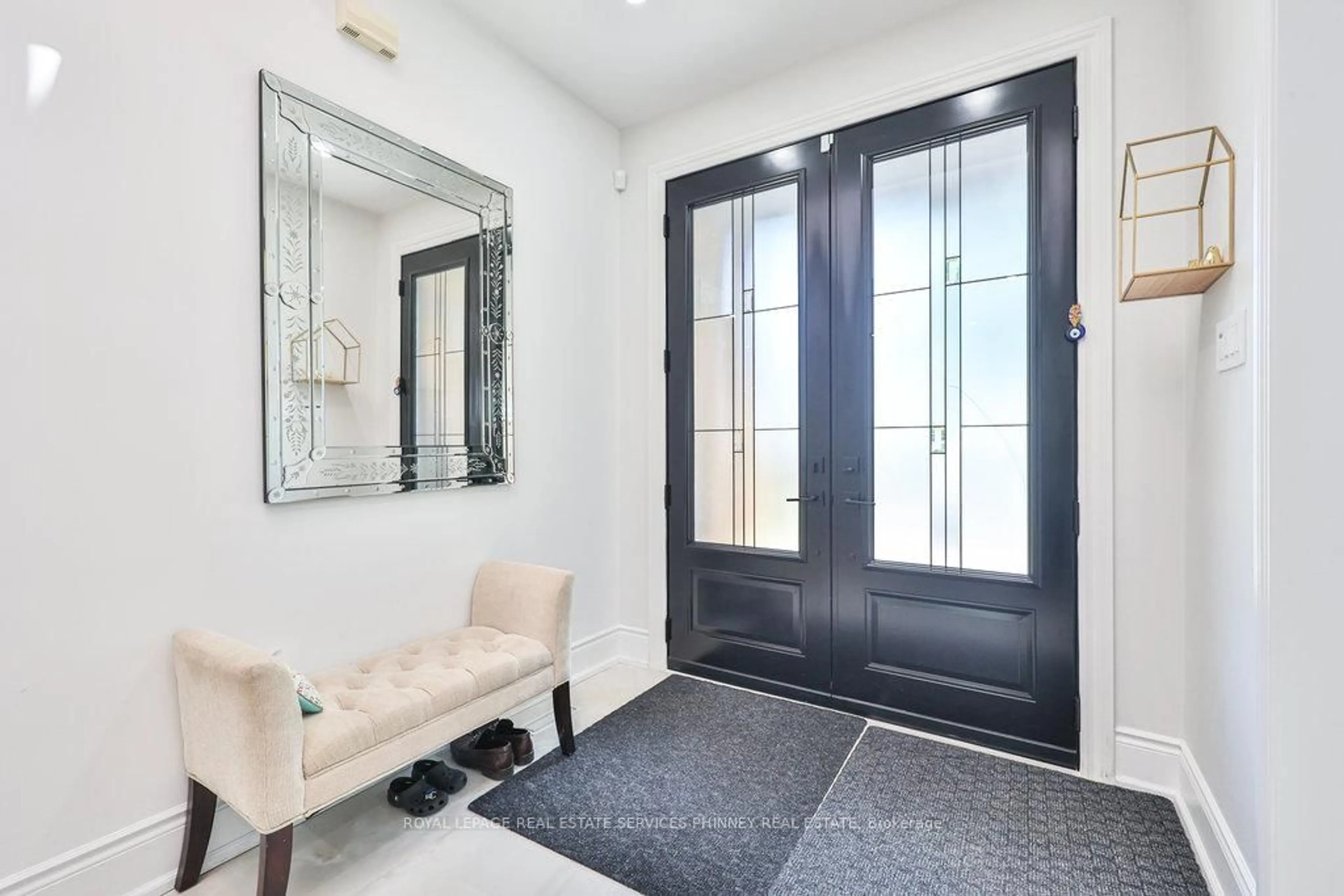 Indoor entryway for 712 Foxcroft Blvd, Newmarket Ontario L3X 1N2