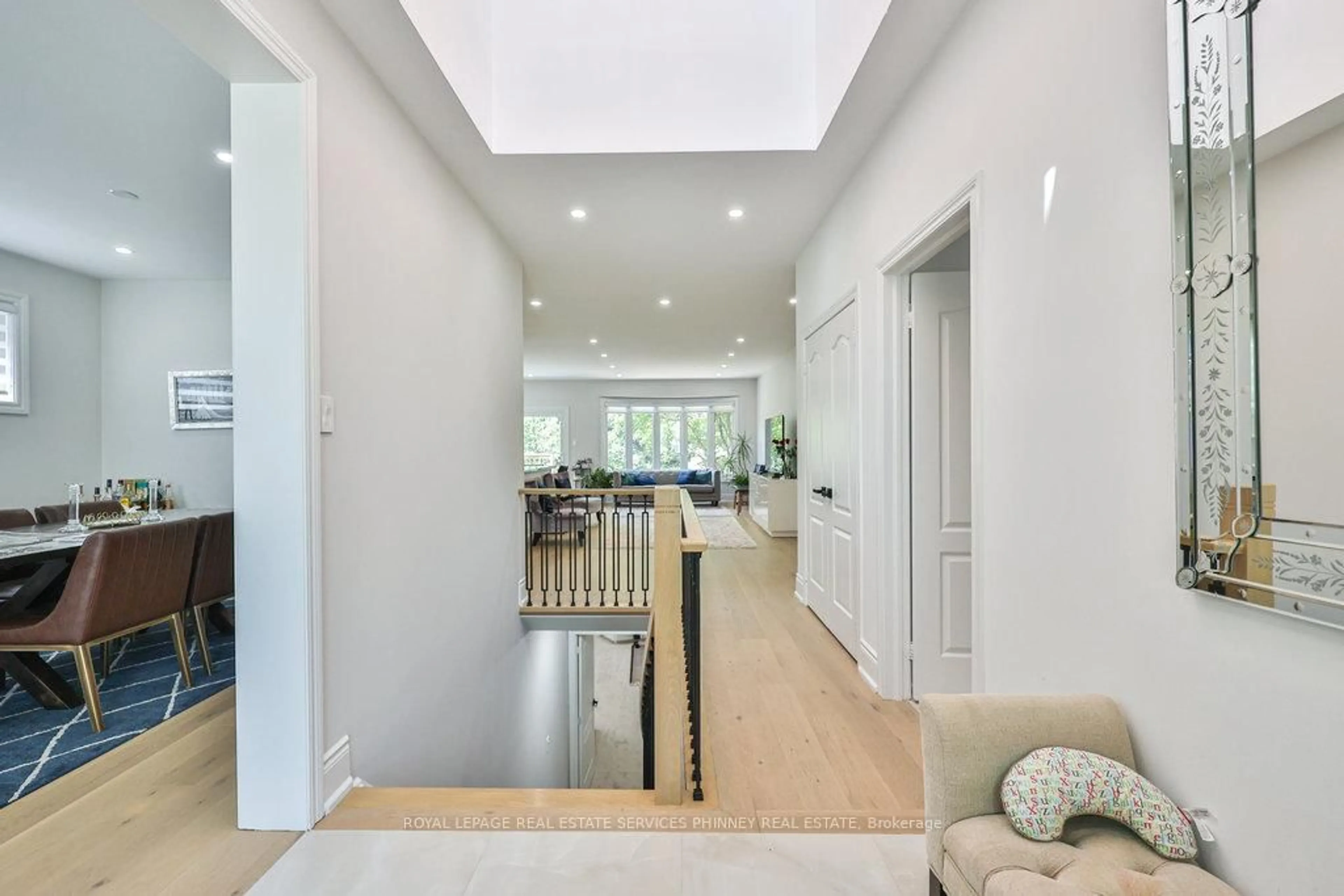 Indoor entryway for 712 Foxcroft Blvd, Newmarket Ontario L3X 1N2