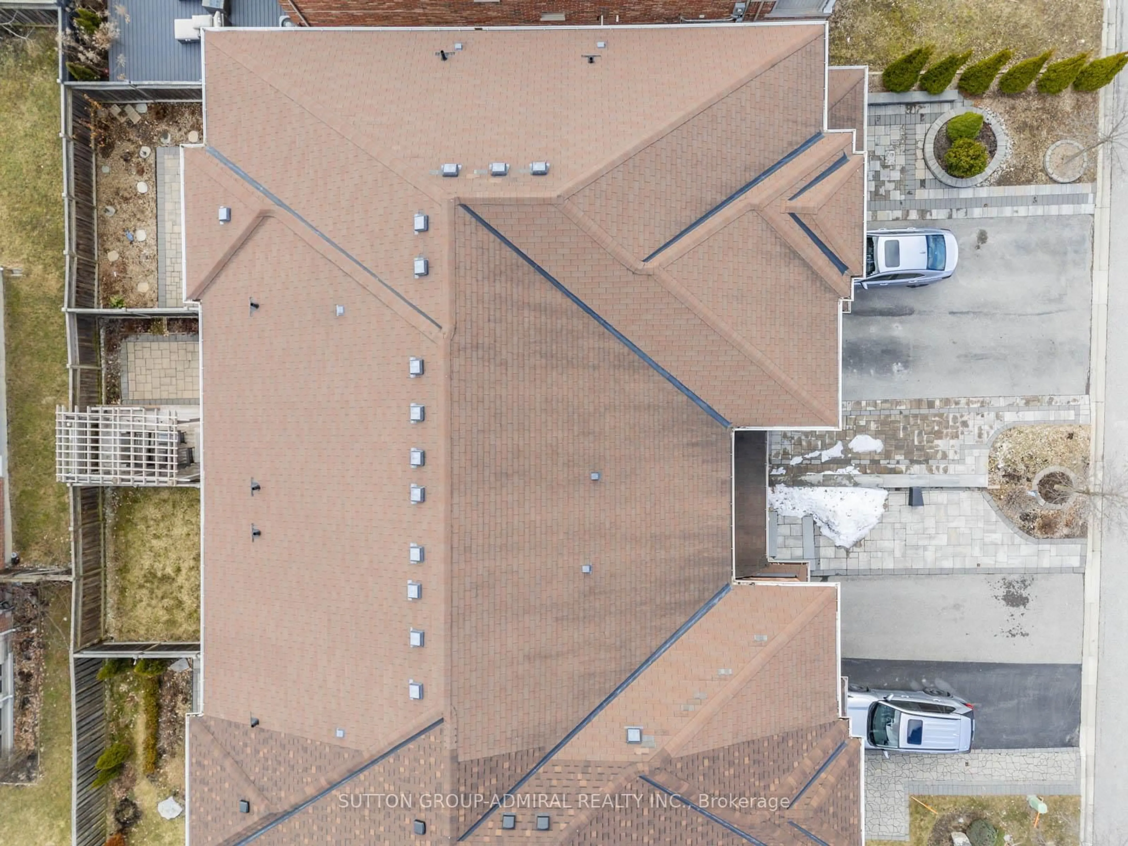 A pic from outside/outdoor area/front of a property/back of a property/a pic from drone, street for 84 Hawkes Dr, Richmond Hill Ontario L4S 0C4