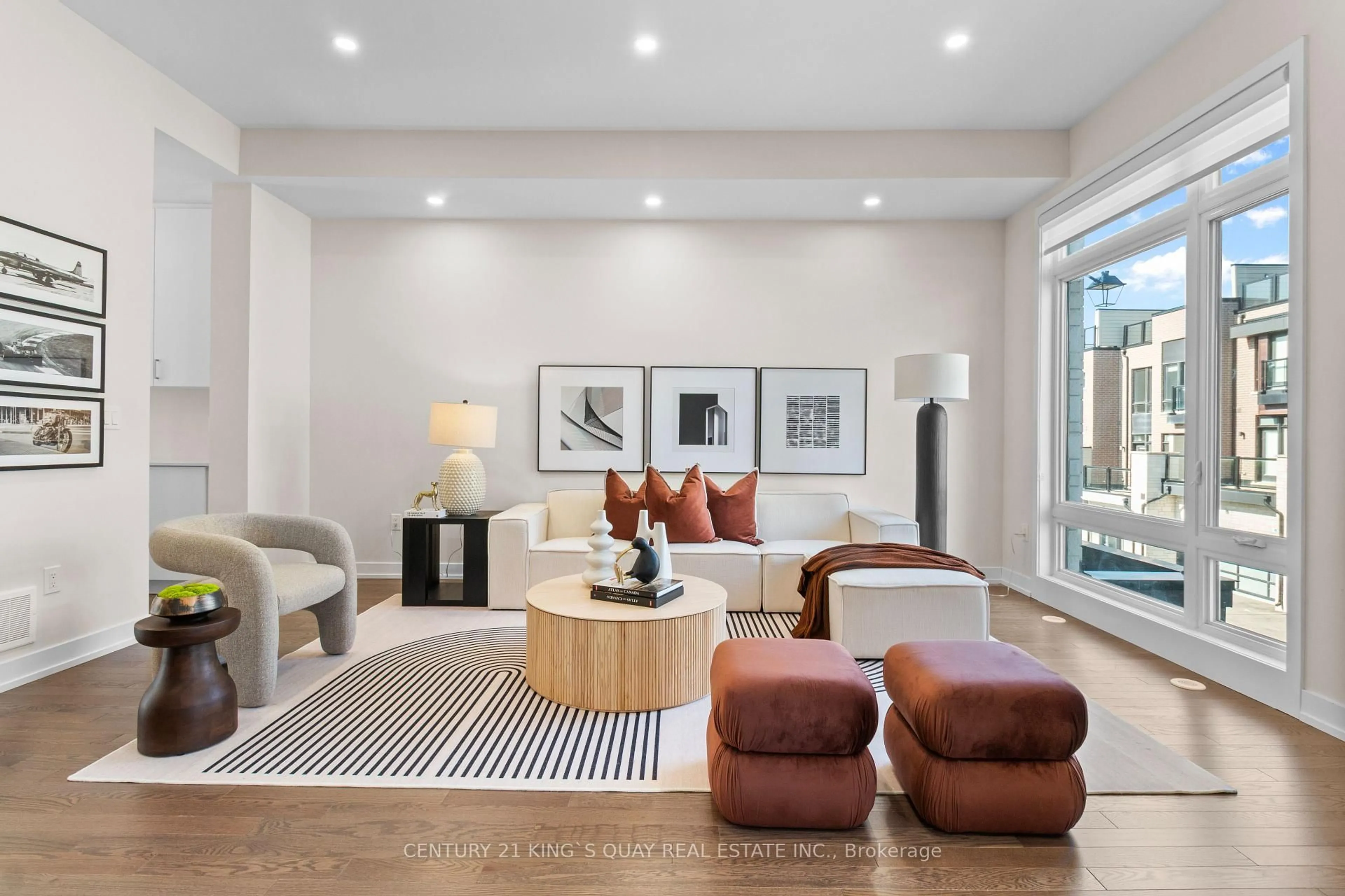 Living room with furniture, unknown for 14 Credit Lane, Richmond Hill Ontario L4E 1G9