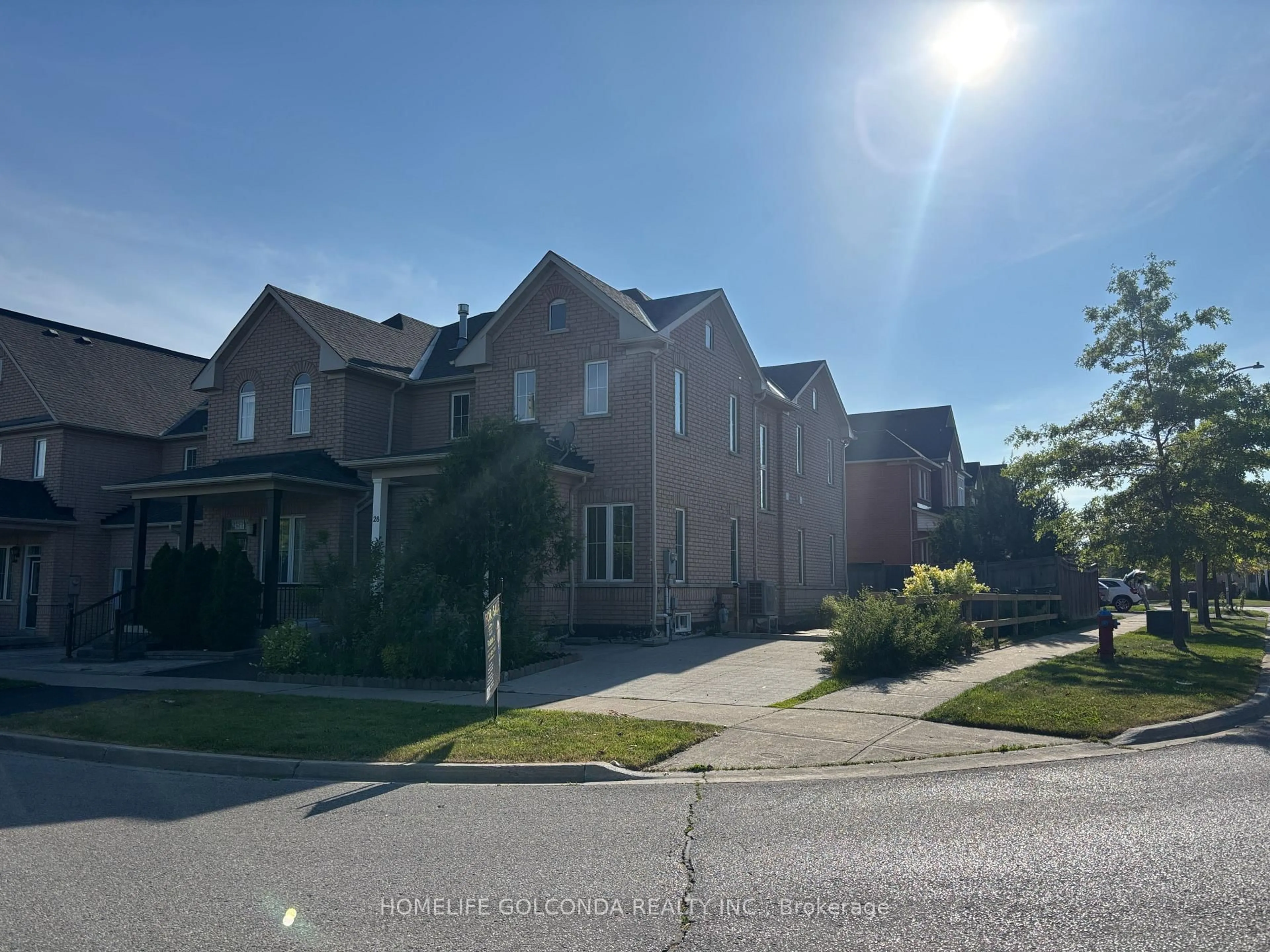 A pic from outside/outdoor area/front of a property/back of a property/a pic from drone, street for 28 Barnwood Dr, Richmond Hill Ontario L4E 5A3