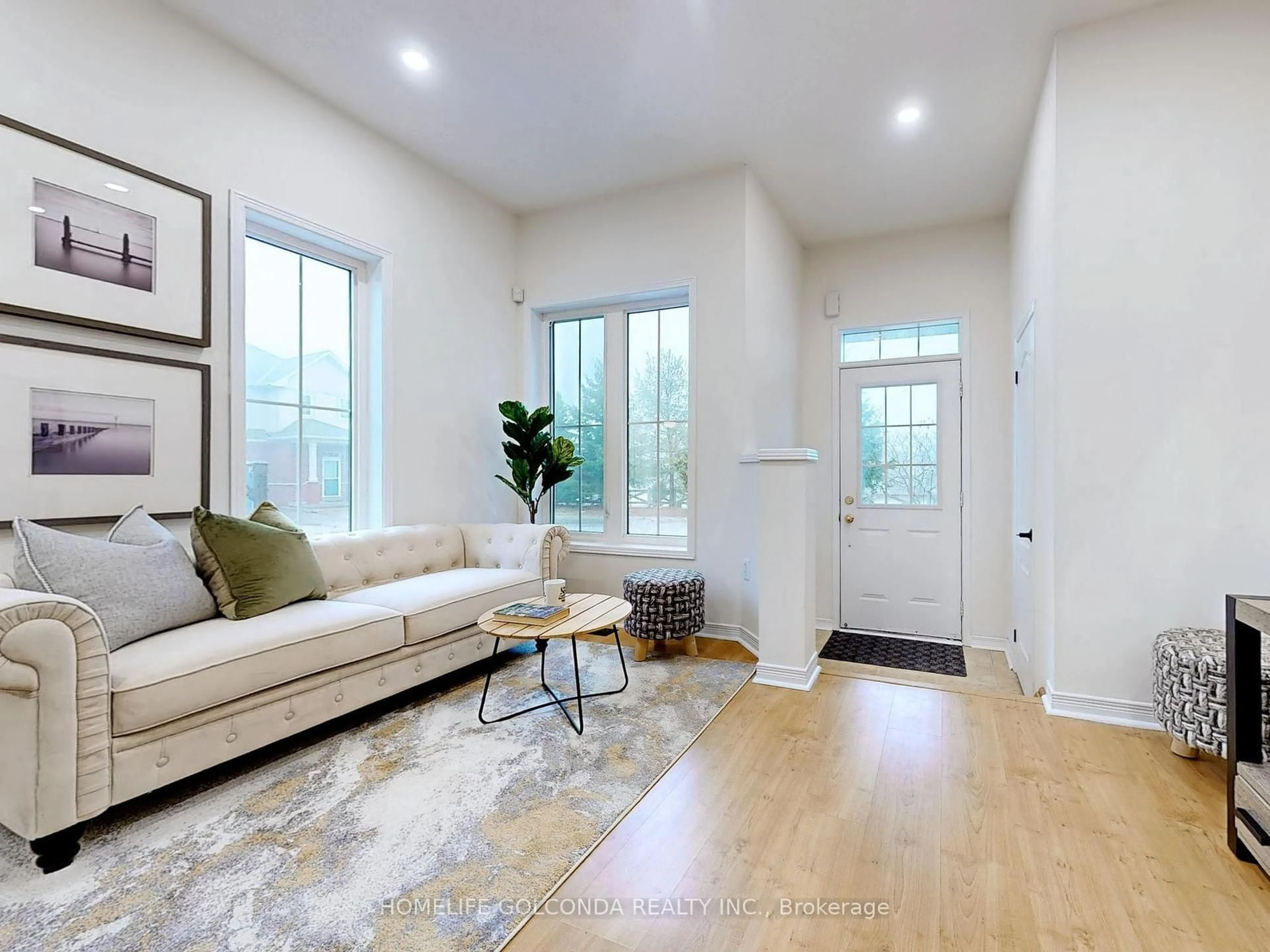 Indoor entryway for 28 Barnwood Dr, Richmond Hill Ontario L4E 5A3