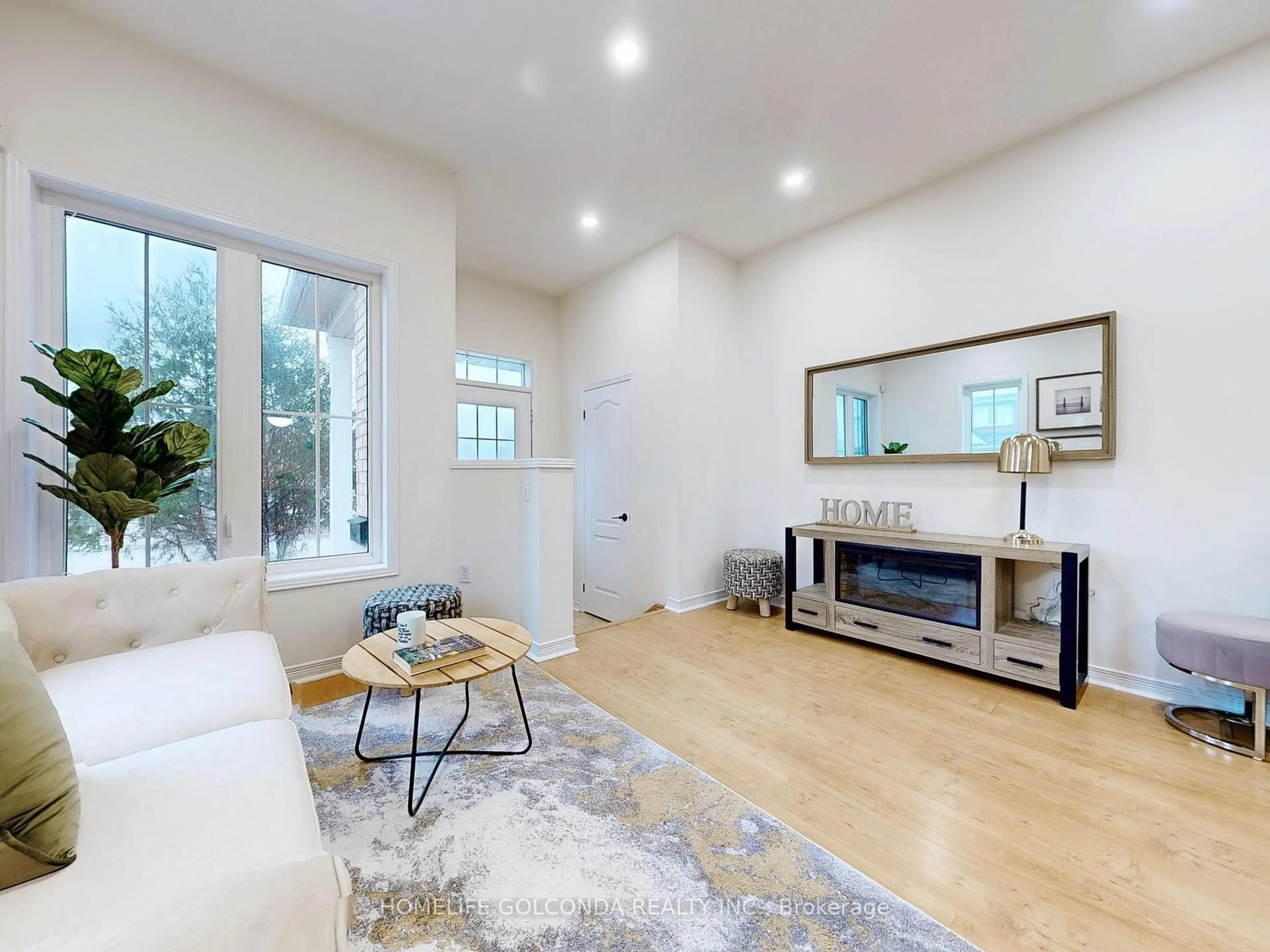 Living room with furniture, unknown for 28 Barnwood Dr, Richmond Hill Ontario L4E 5A3