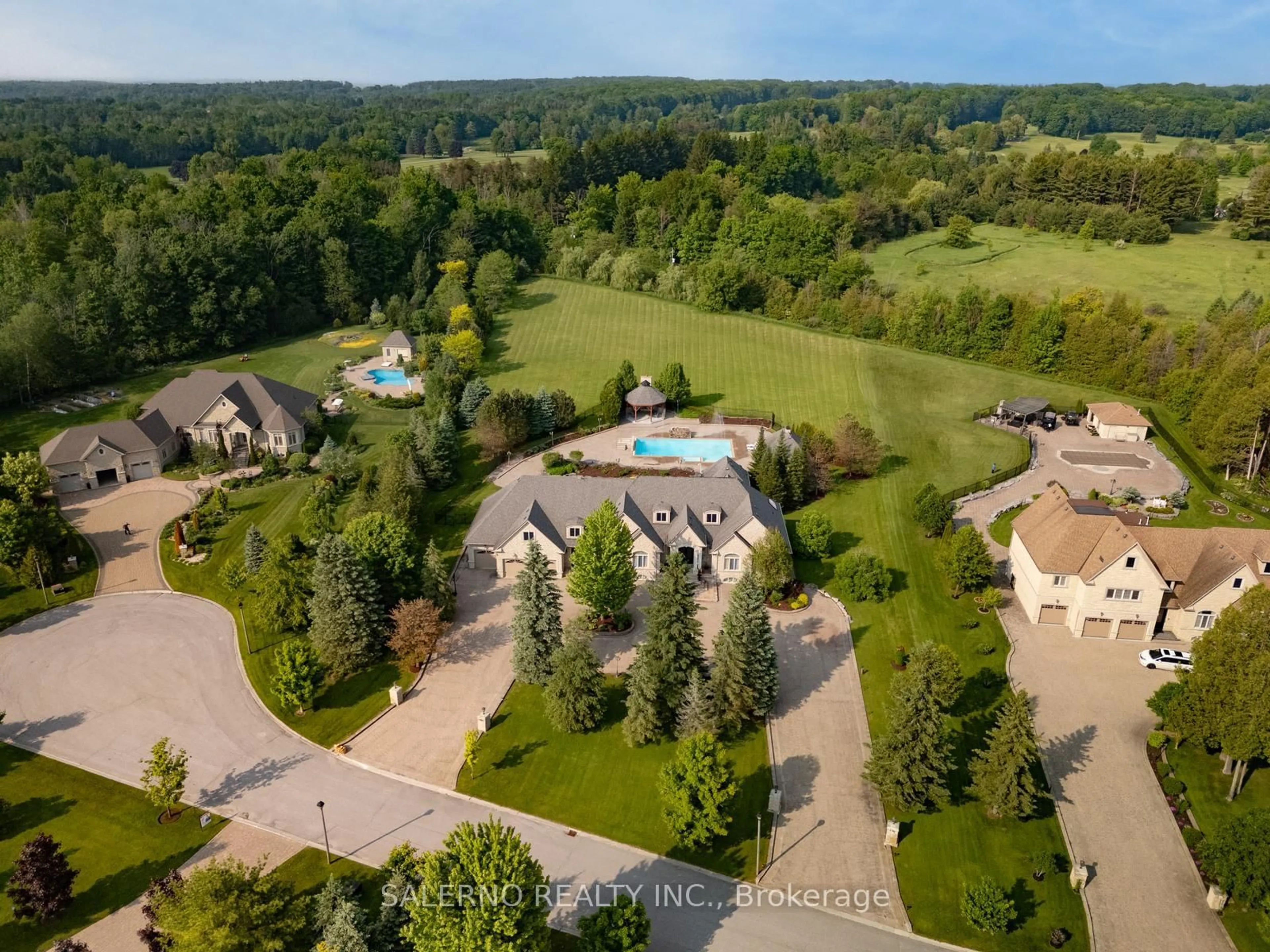 A pic from outside/outdoor area/front of a property/back of a property/a pic from drone, water/lake/river/ocean view for 22 Riverstone Crt, East Gwillimbury Ontario L0G 1V0