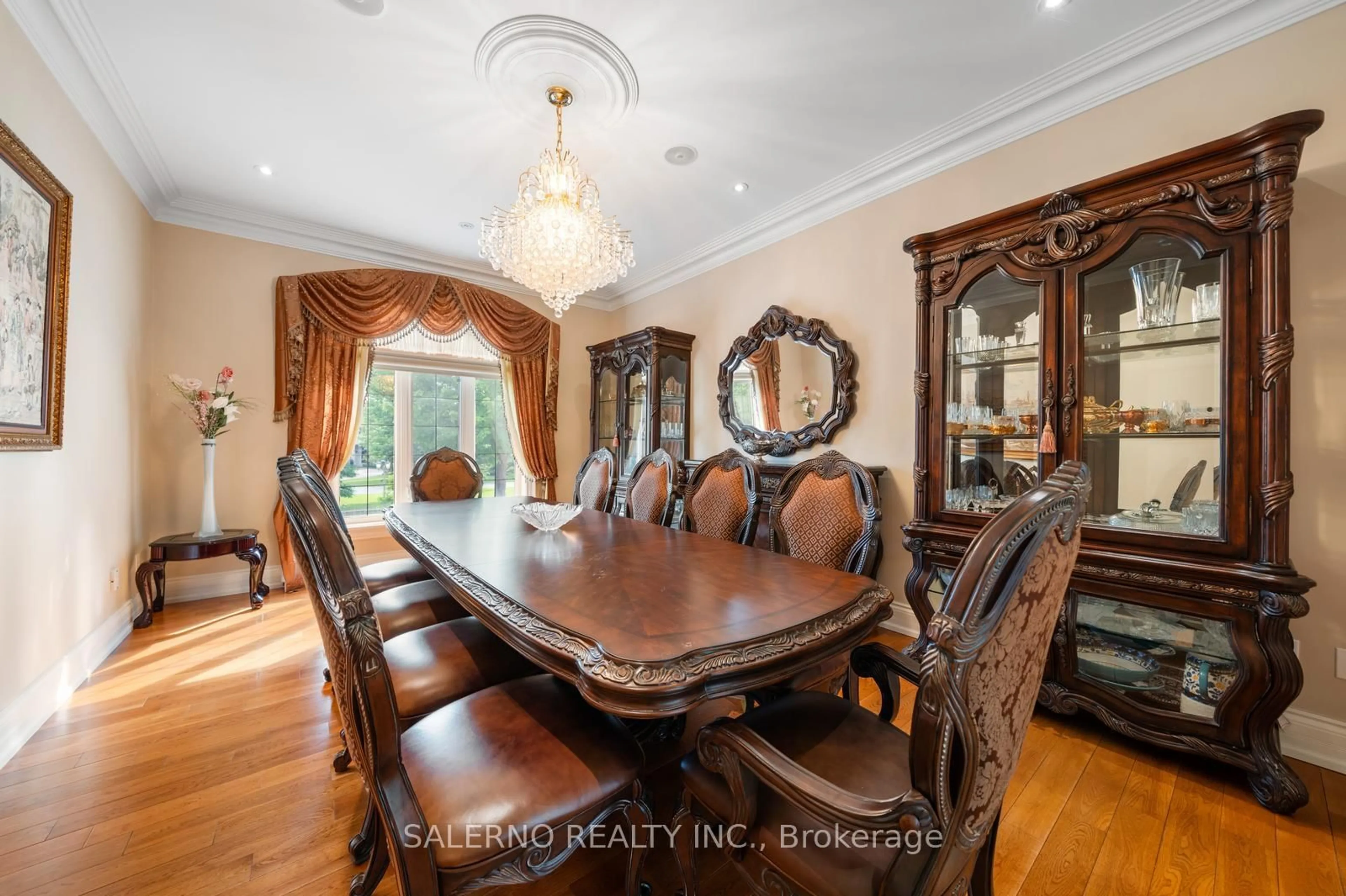 Dining room, wood/laminate floor for 22 Riverstone Crt, East Gwillimbury Ontario L0G 1V0