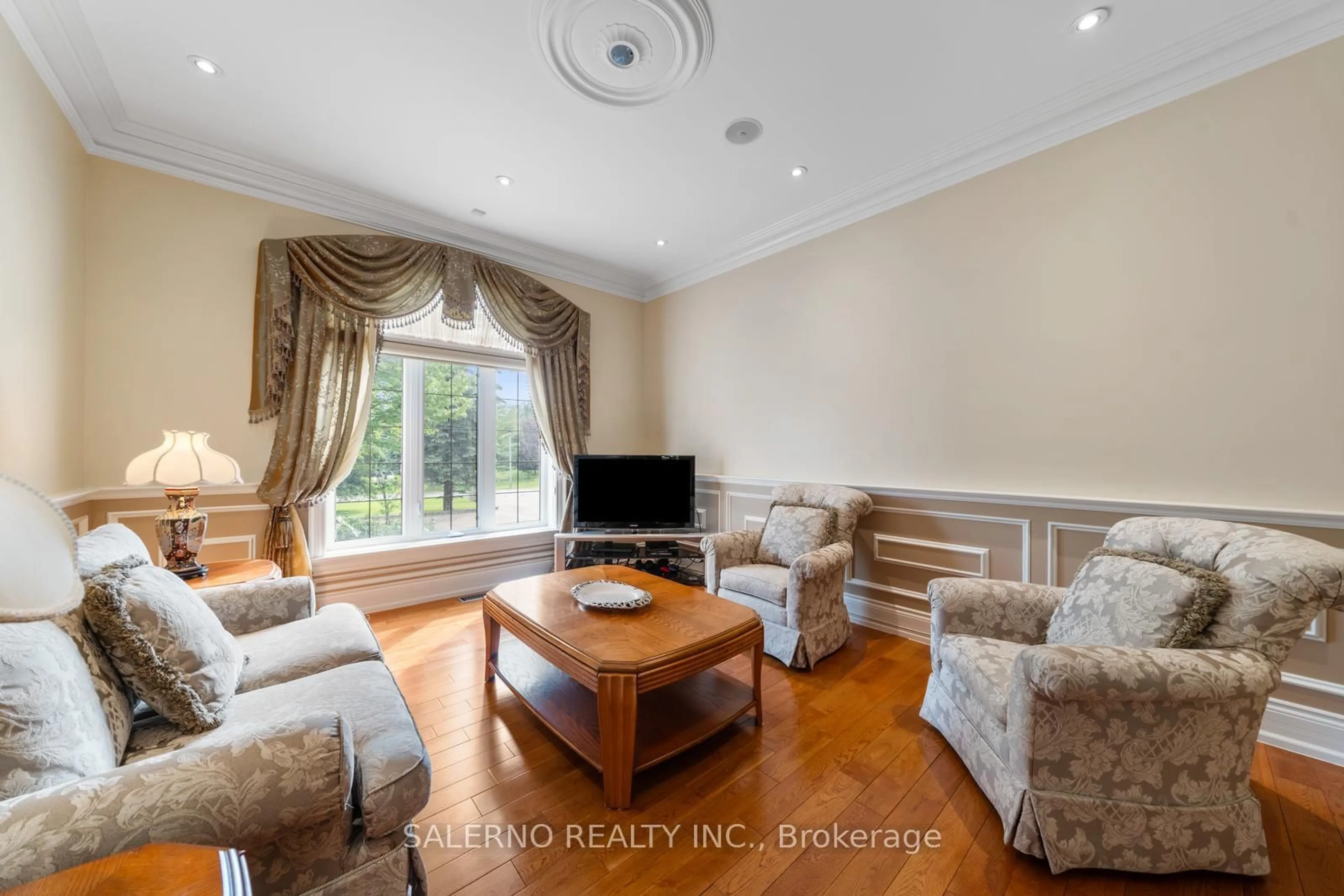 Living room with furniture, wood/laminate floor for 22 Riverstone Crt, East Gwillimbury Ontario L0G 1V0