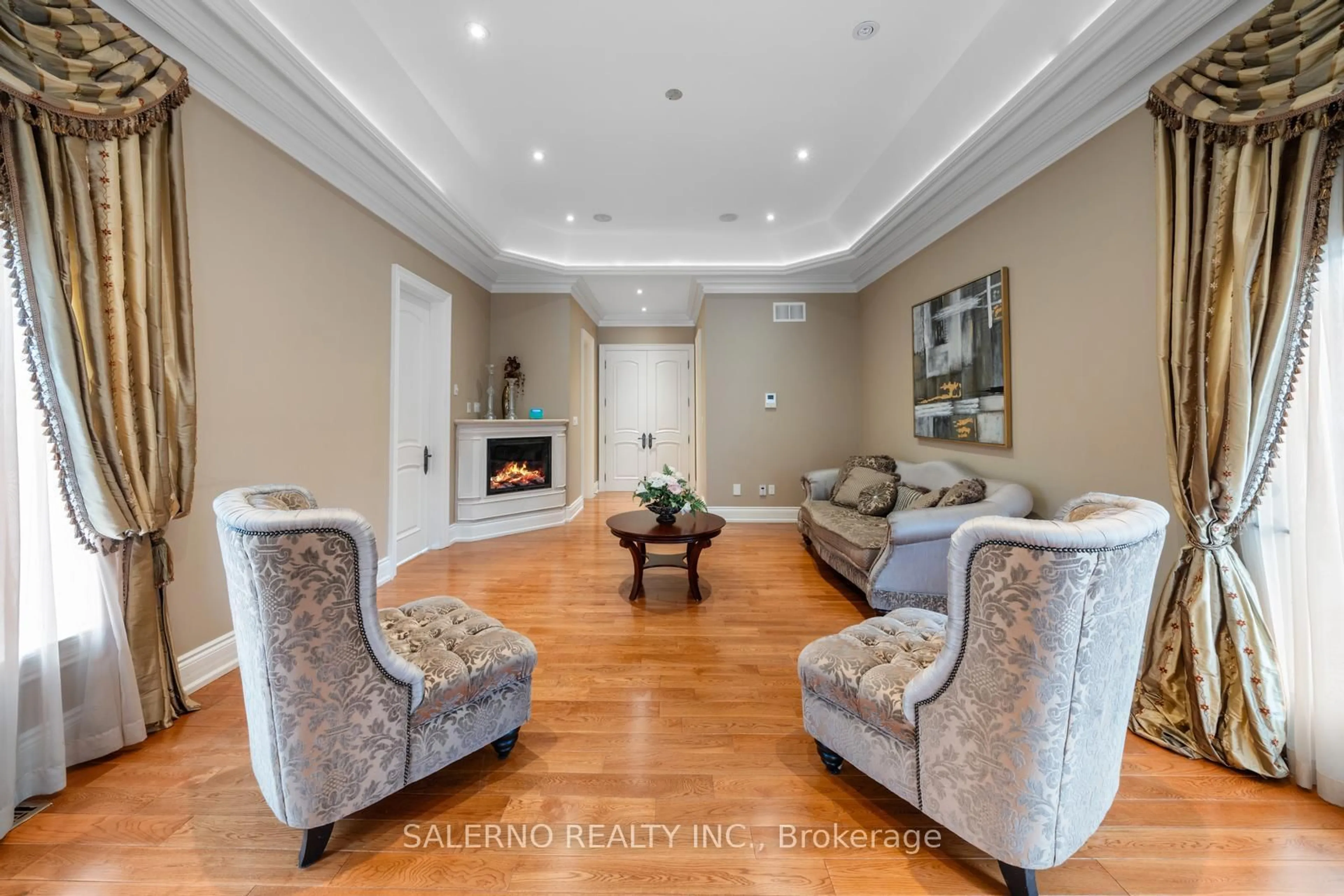 Living room with furniture, unknown for 22 Riverstone Crt, East Gwillimbury Ontario L0G 1V0