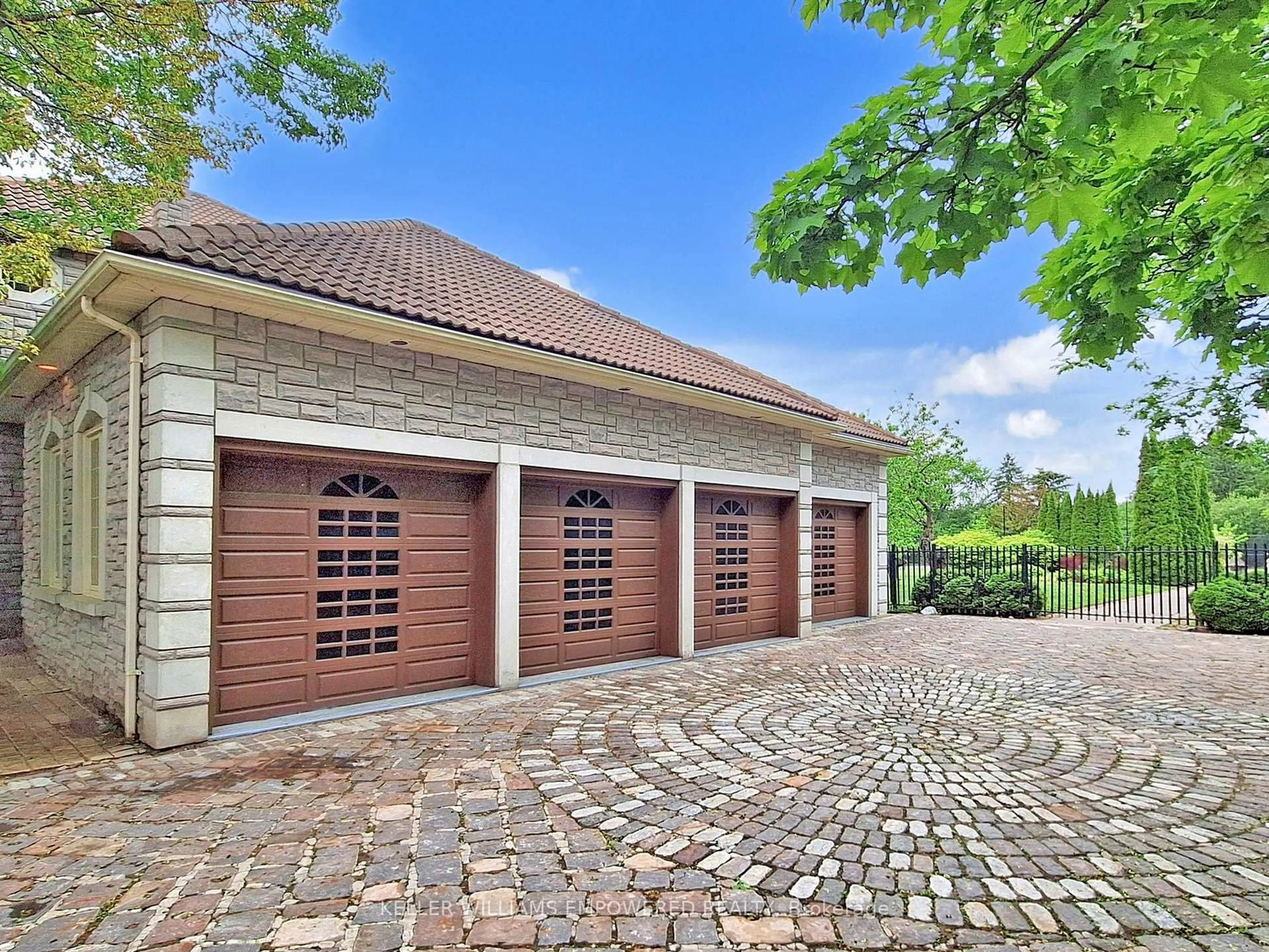 Indoor garage for 25 Quail Run Blvd, Vaughan Ontario L6A 1E9