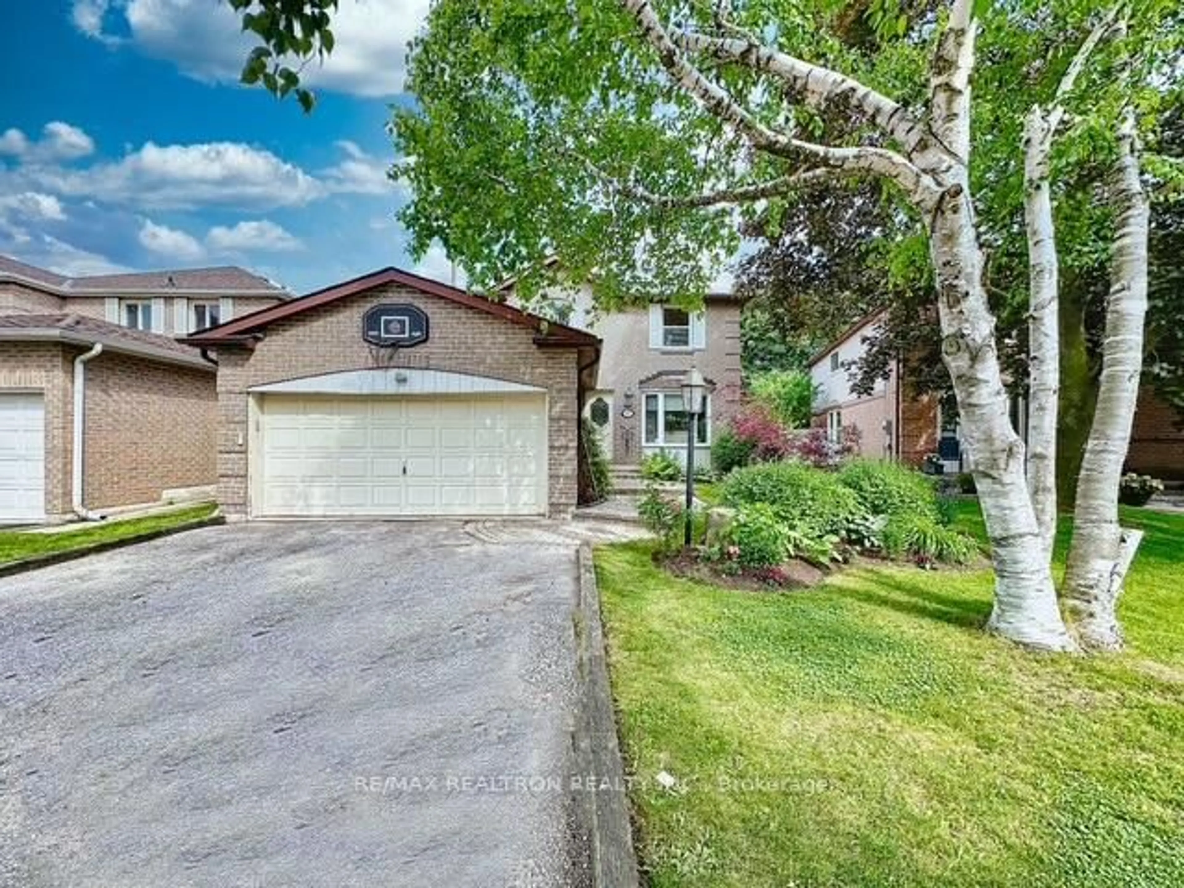 A pic from outside/outdoor area/front of a property/back of a property/a pic from drone, street for 17 Colvin Cres, Vaughan Ontario L4J 2N7