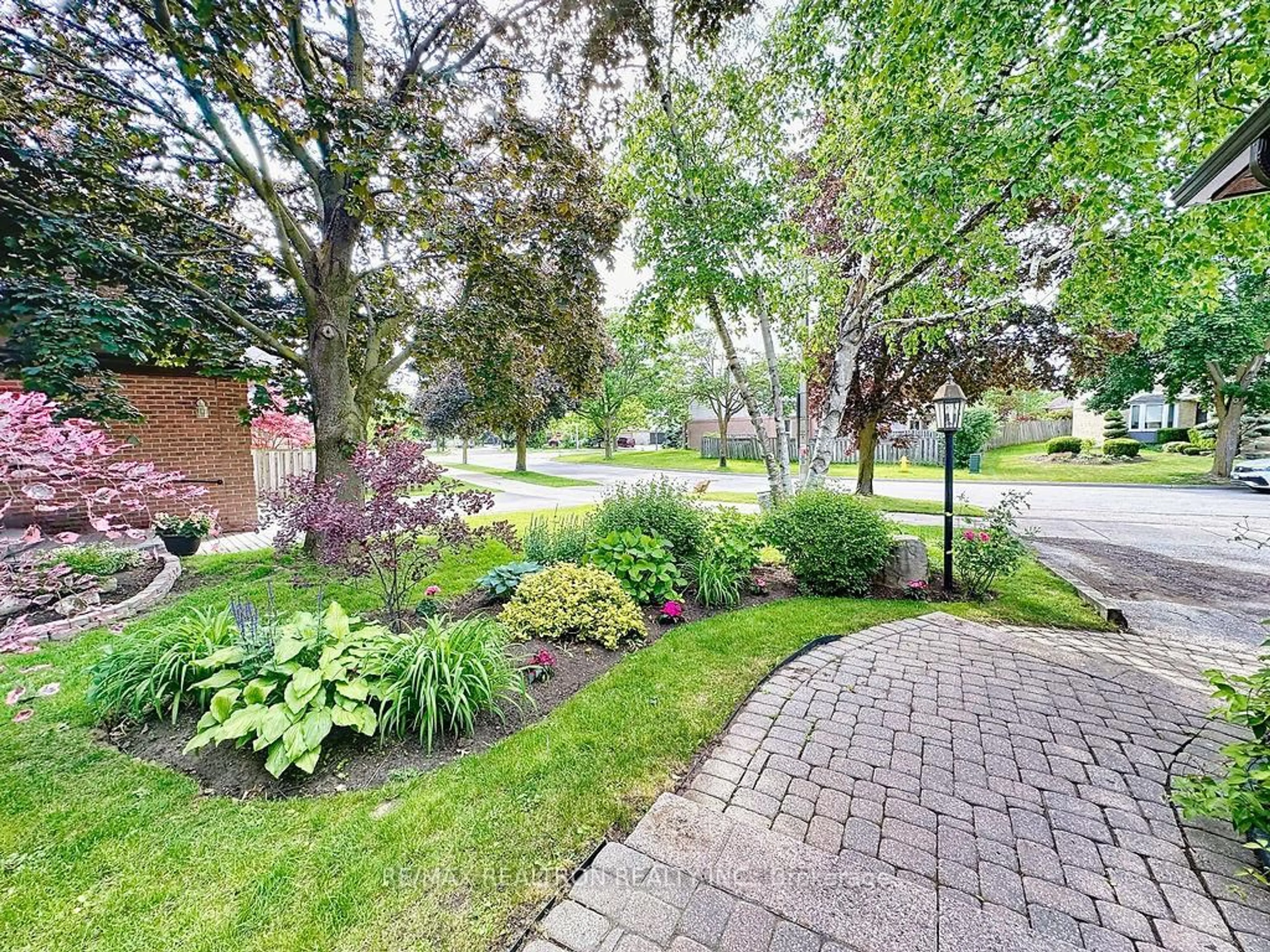 Patio, street for 17 Colvin Cres, Vaughan Ontario L4J 2N7